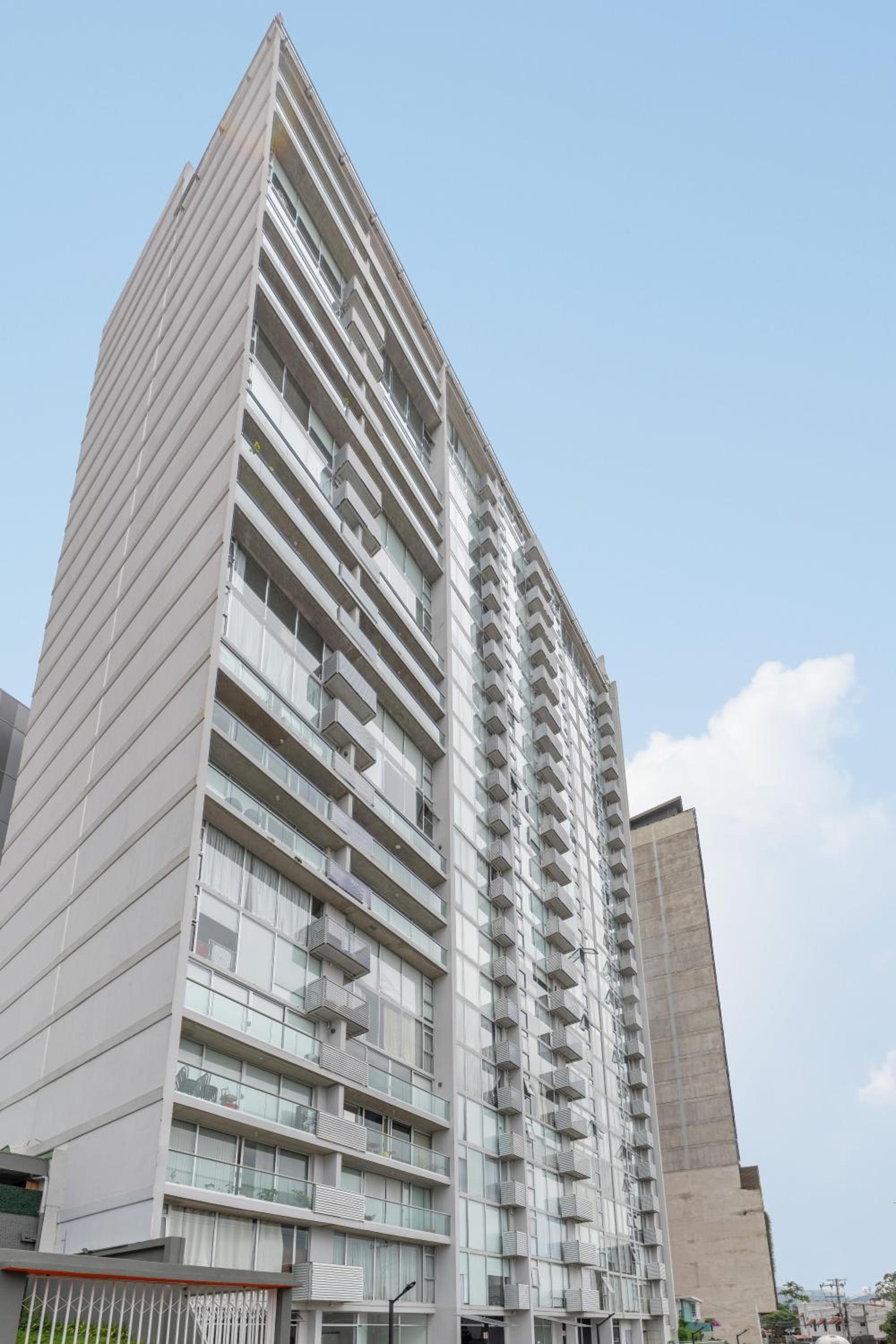 Modern Oasis iFreses, 18th floor! AC, TV and Pool