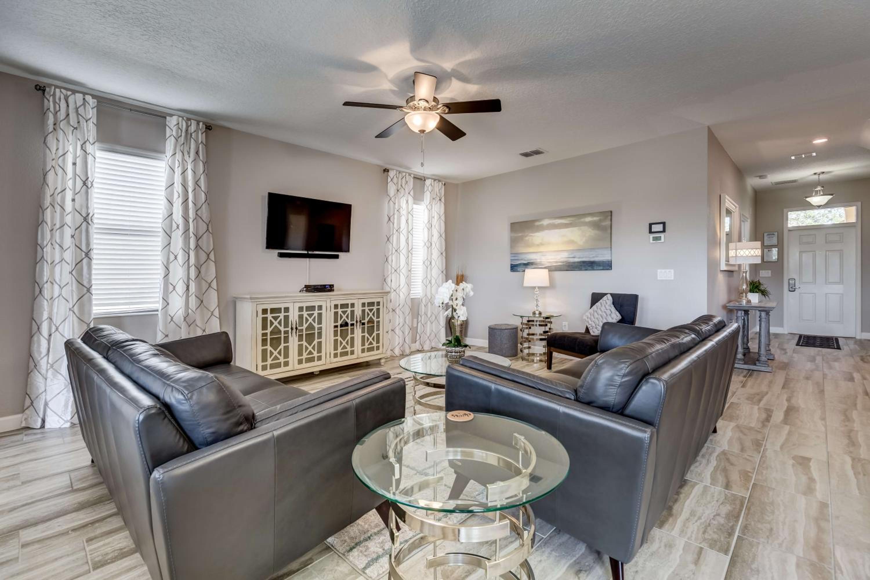 Resort Luxury Spacious Pool Home Game Room & Electronic Recliners