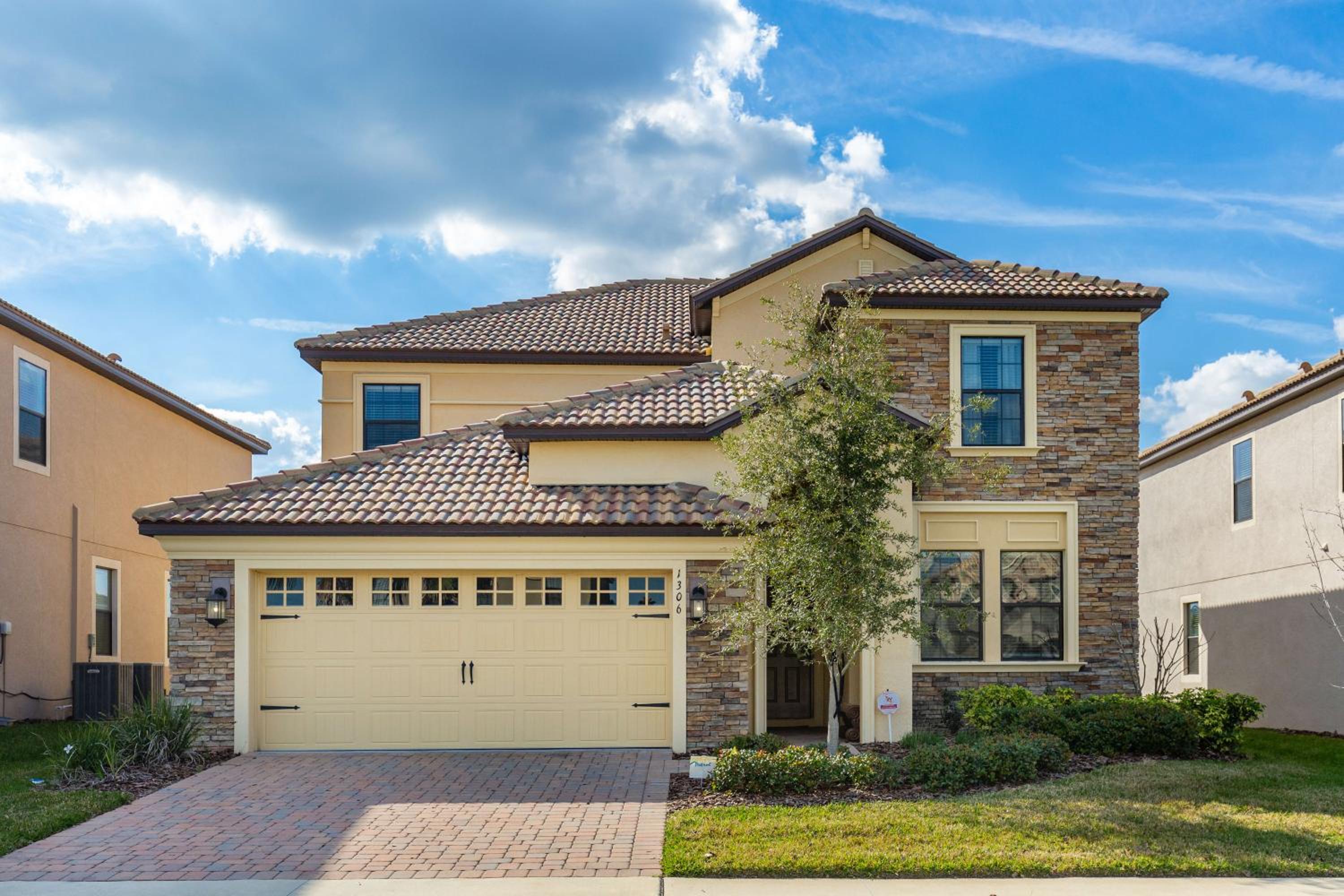 Hotel Resort Luxury Spacious Pool Home Game Room & Electronic Recliners - Image 1