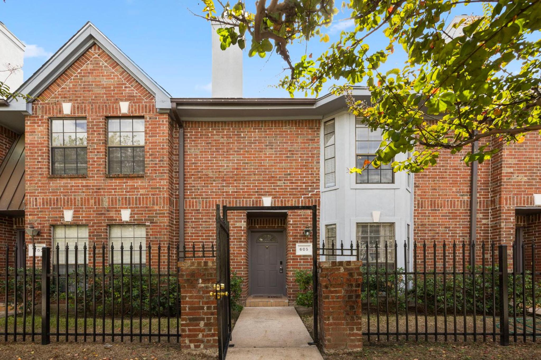 Montrose Dual Townhomes 4BR Sleeps 20 w 2 Kitchens & Parking