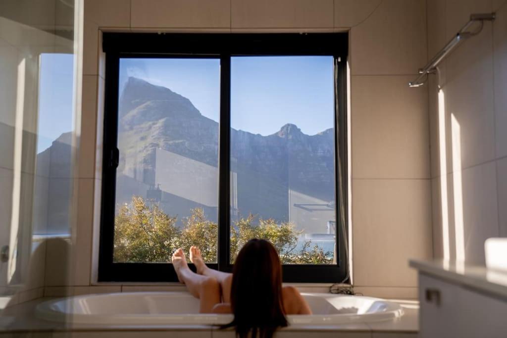 Villa Rhulani - Luxurious Four Bedroom Seaside Villa, Pool, Gym & Backup Power
