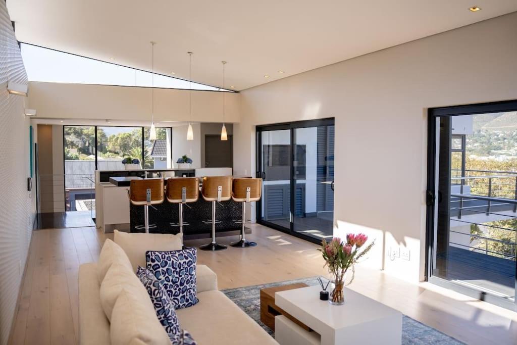 Villa Rhulani - Luxurious Four Bedroom Seaside Villa, Pool, Gym & Backup Power
