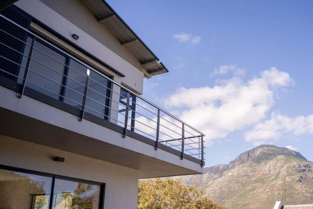 Villa Rhulani - Luxurious Four Bedroom Seaside Villa, Pool, Gym & Backup Power