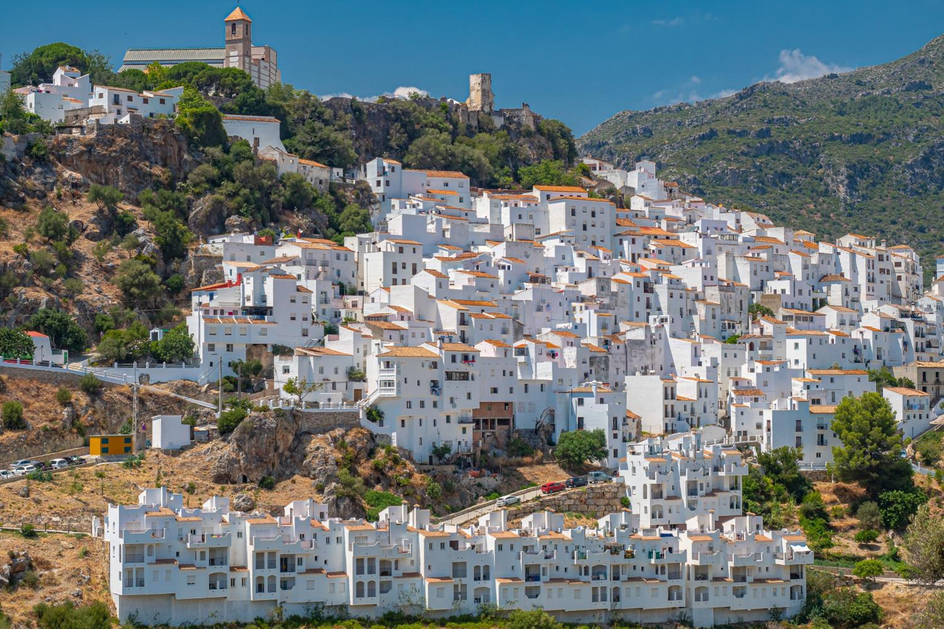 Hotel Stylish 3 bed house 2 bathrooms, with patio, roof terrace and communal pool 5 minutes away from the beautiful Spanish white village of Casares Pueblo and o - Image 1