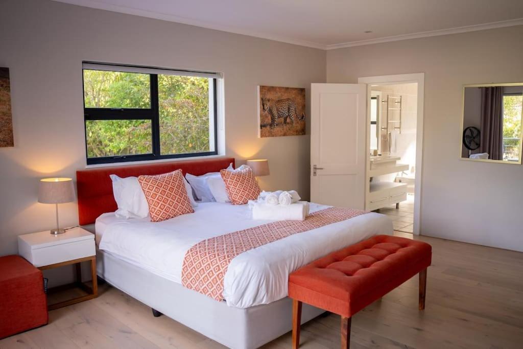 Villa Rhulani - Luxurious Four Bedroom Seaside Villa, Pool, Gym & Backup Power
