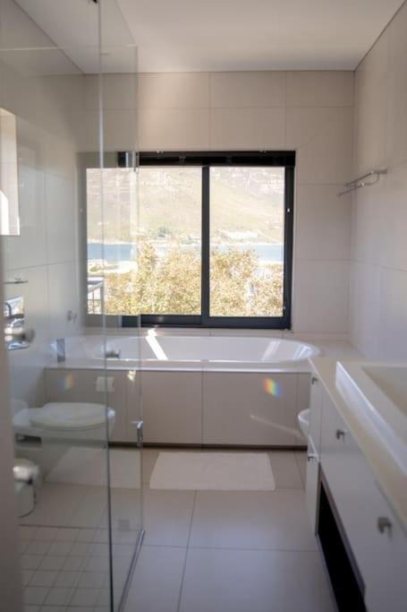 Villa Rhulani - Luxurious Four Bedroom Seaside Villa, Pool, Gym & Backup Power