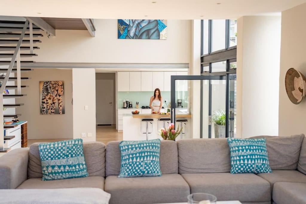 Villa Rhulani - Luxurious Four Bedroom Seaside Villa, Pool, Gym & Backup Power