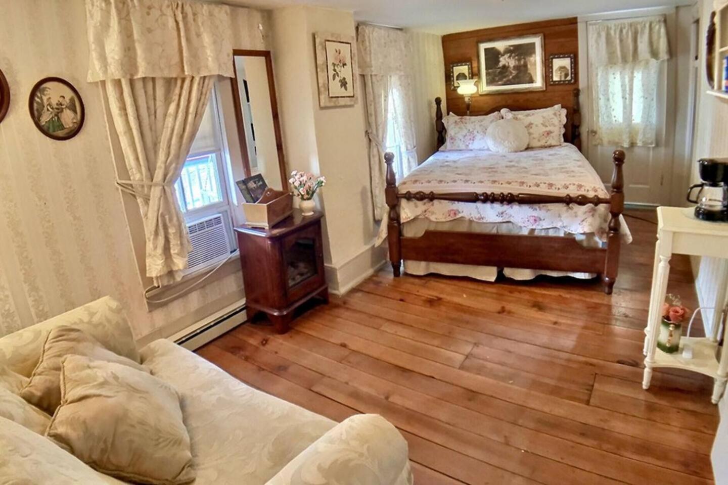 Downtown Four Poster Piedmont