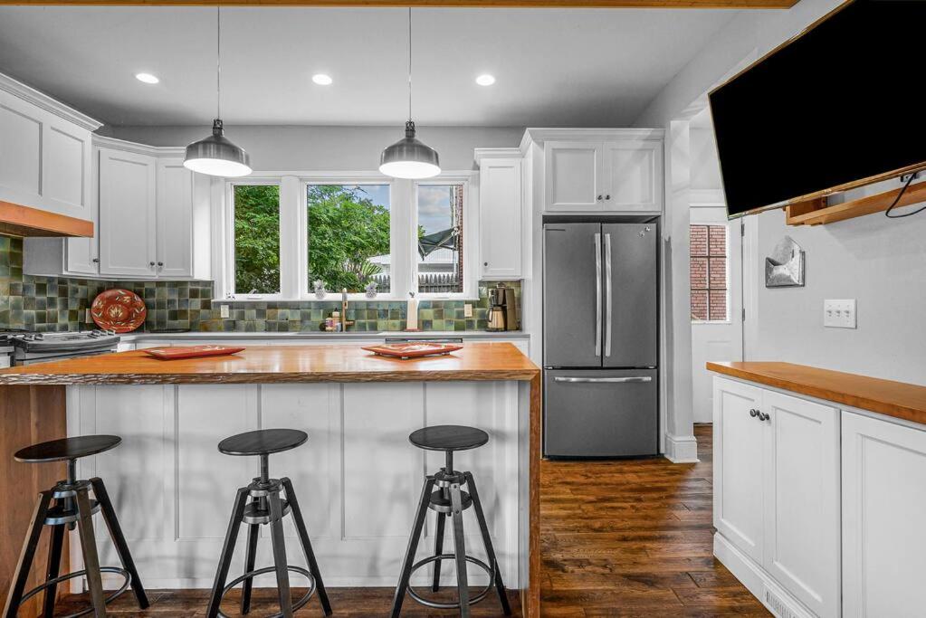 Fantastic Family Home in Central Mount Washington view 4