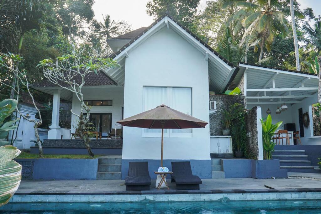Hotel Villa J4 Ubud - Image 1