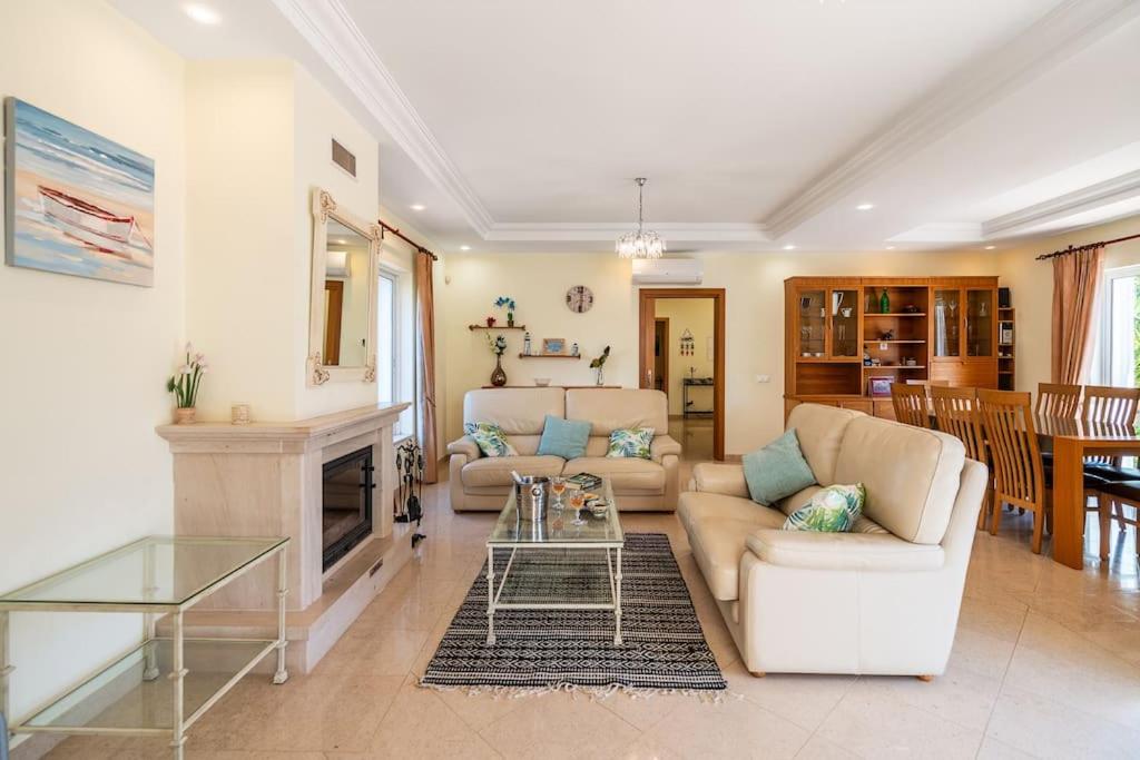 Captivating Villa 600M to Vau Beach view 5
