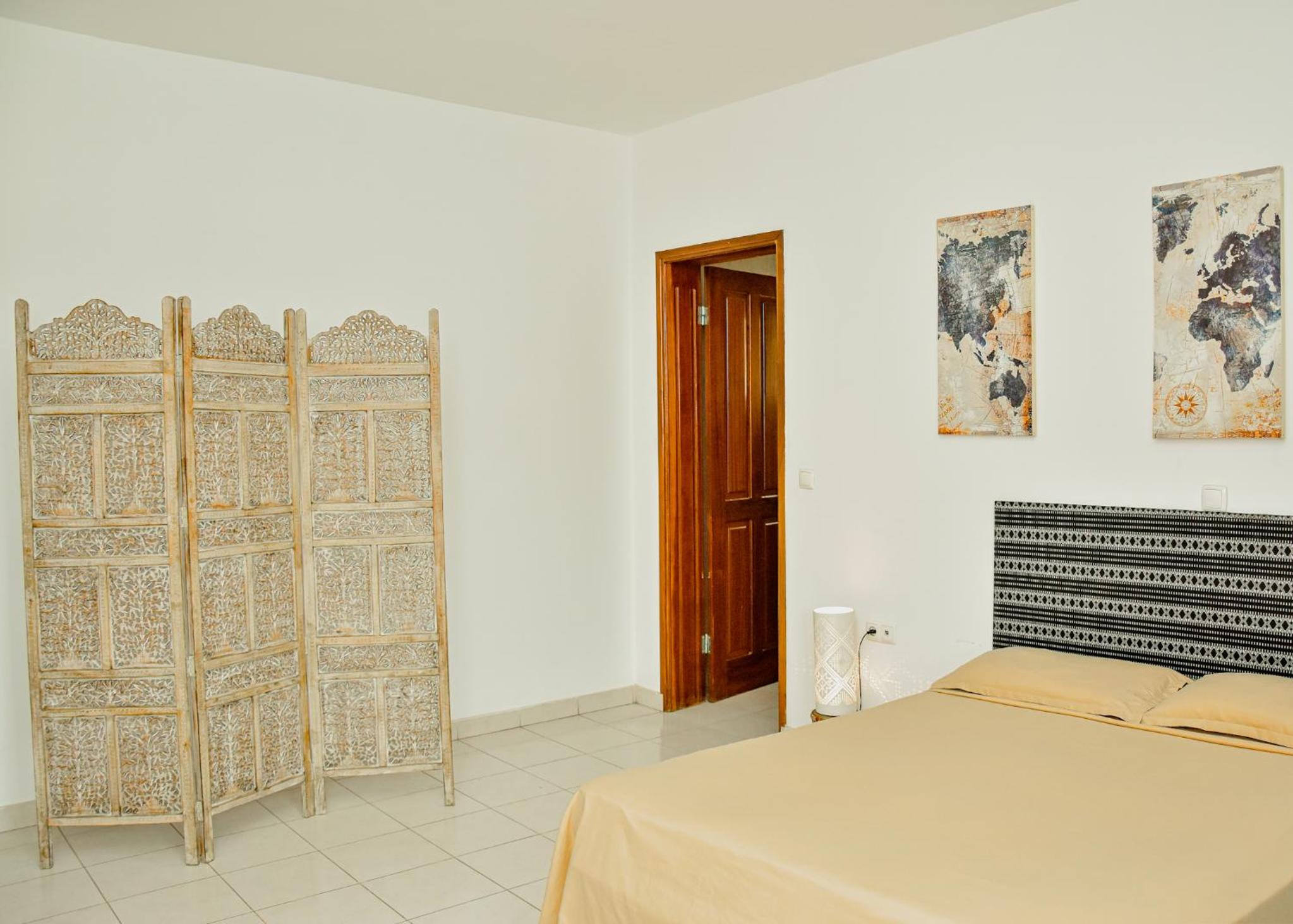 Spacious Apt, Terrace, Walk to Beach, Fast WiFi