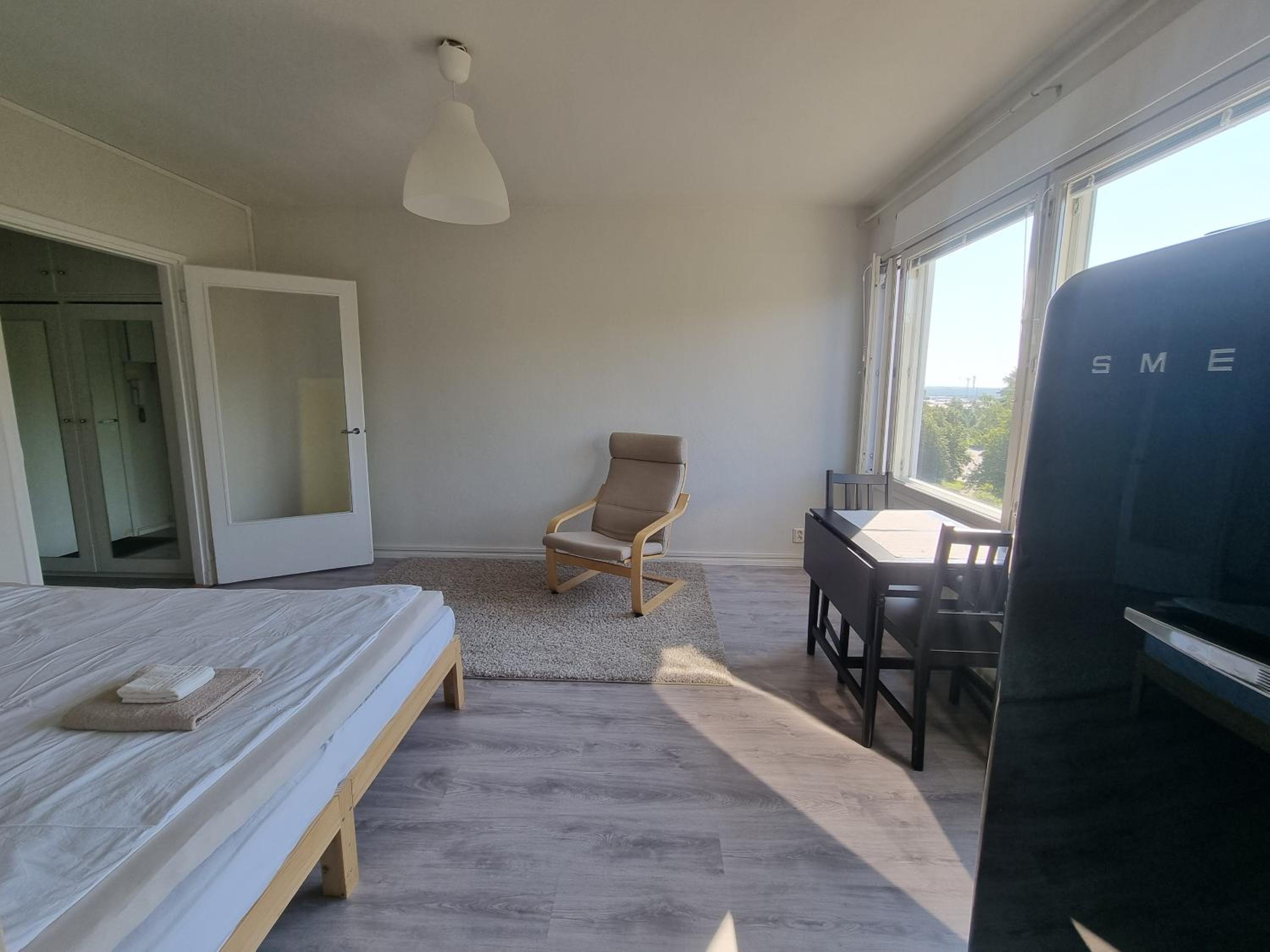Ylimmän kerroksen yksiö lähellä matkakeskusta