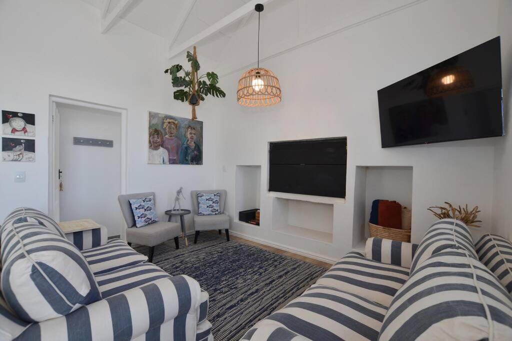 Cozy Holiday Cottage - XX Cottage Yzerfontein