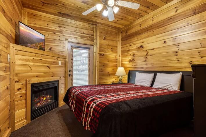Perfect Getaway- Game Room, Mini Golf Course, Hot Tub, Pool Access