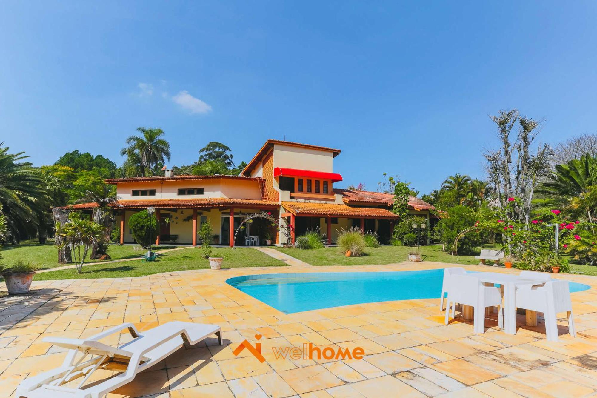 Casa grande com piscina e area verde em Ibiuna