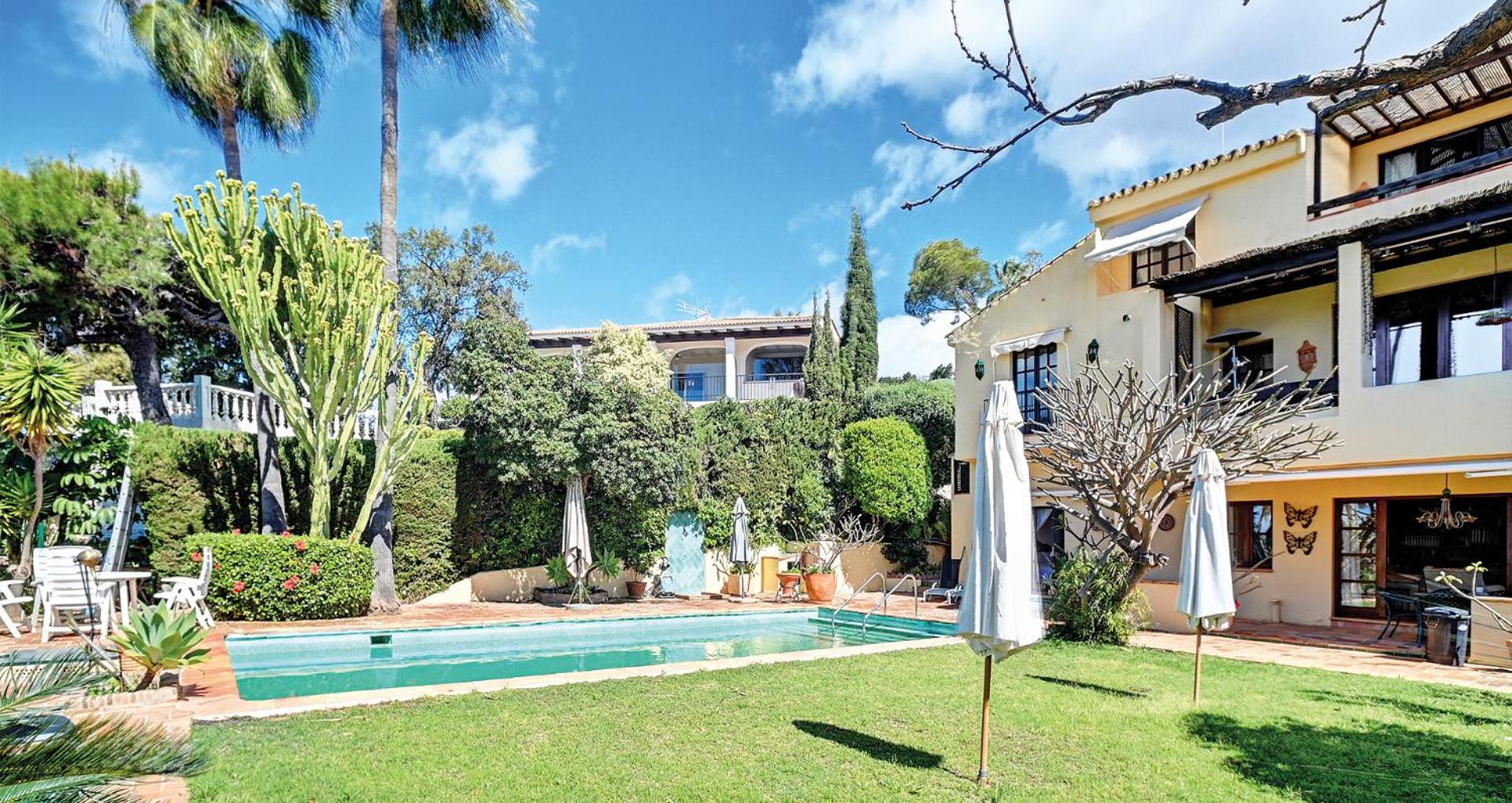 Apartment in elegant villa with pool in Marbella