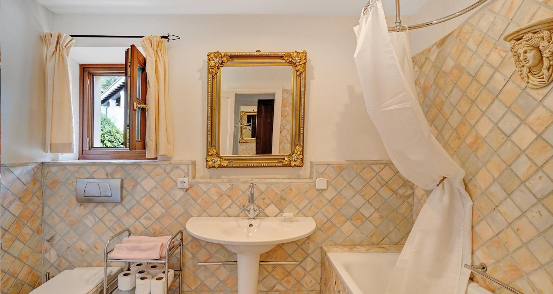 Apartment in elegant villa with pool in Marbella