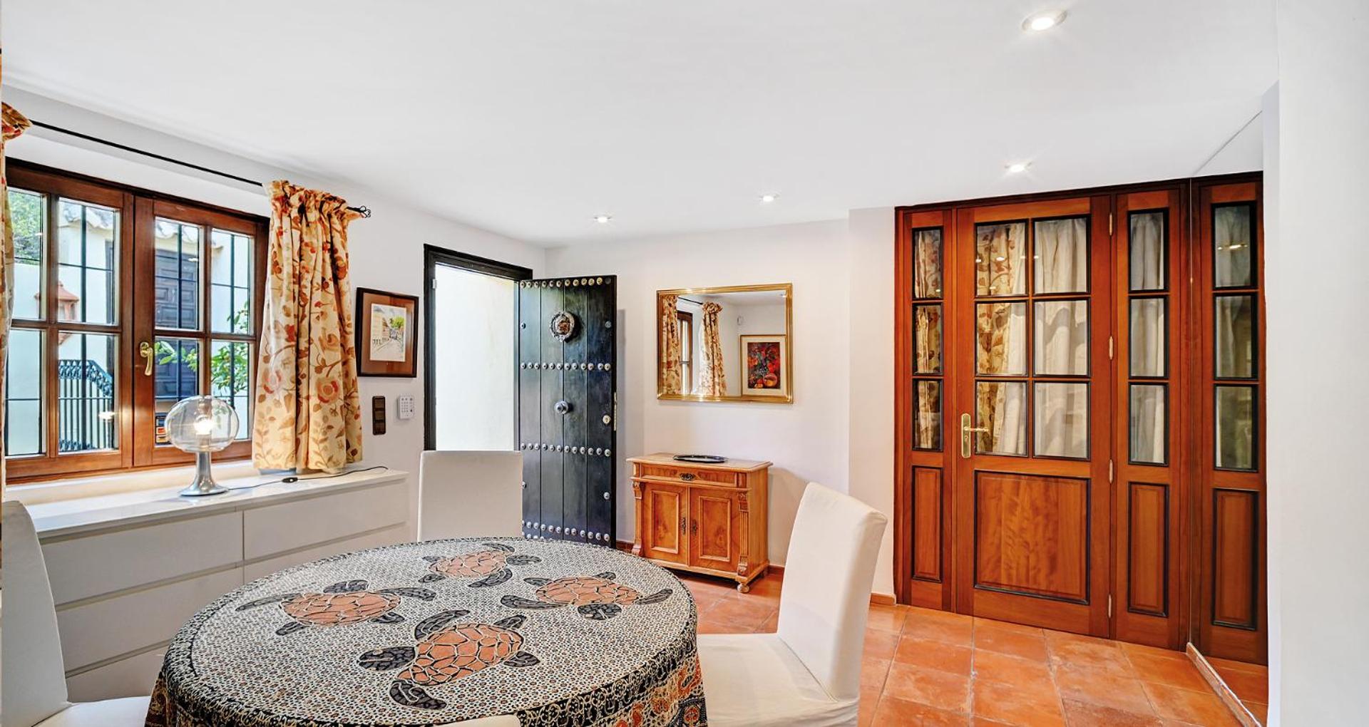 Apartment in elegant villa with pool in Marbella