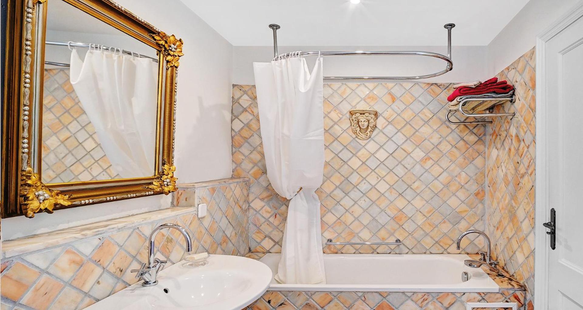 Apartment in elegant villa with pool in Marbella