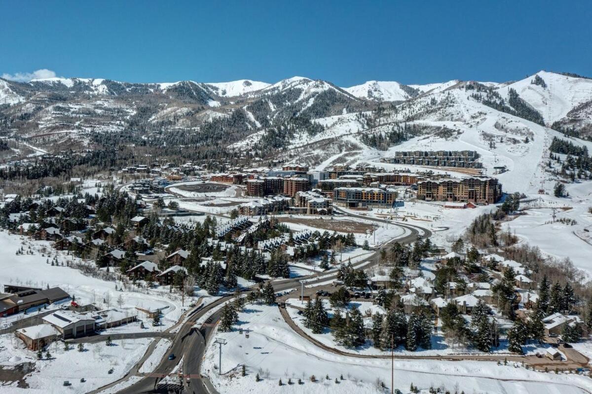 Redpine Peaks Condo Mins to Ski Canyons Resort, Hot tub, Golf, Walk to Lifts! view 5