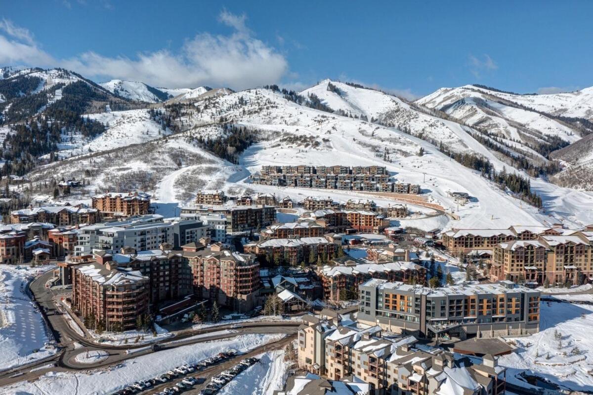Redpine Peaks Condo Mins to Ski Canyons Resort, Hot tub, Golf, Walk to Lifts! view 4