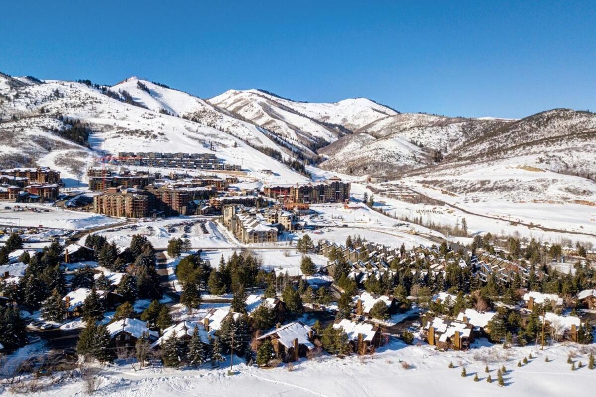 Redpine Peaks Condo Mins to Ski Canyons Resort, Hot tub, Golf, Walk to Lifts! view 3