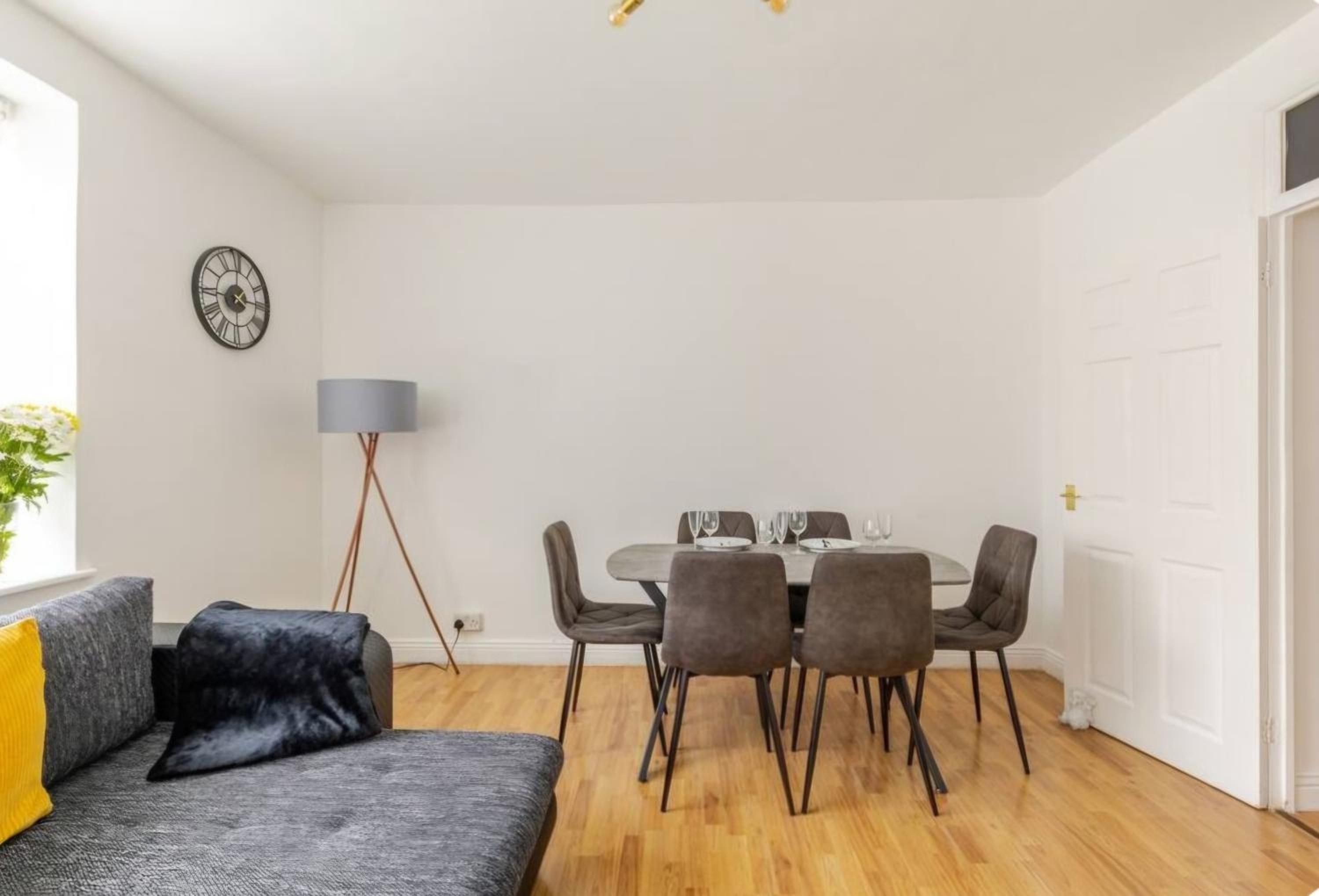 Spacious Two Bedroom Apartment in Battersea, Free Parking