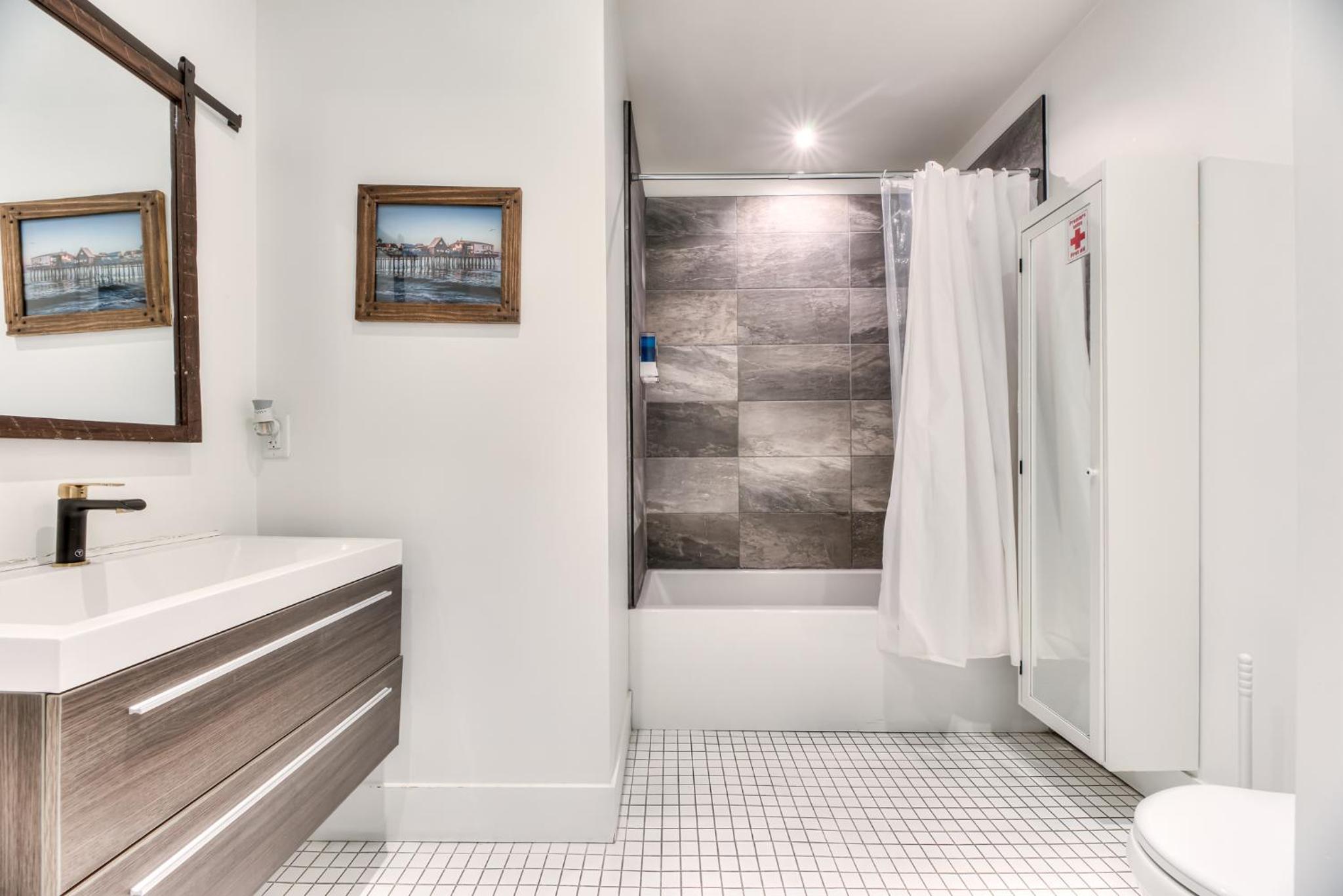 Chic St-Denis Modern & Comfortable Wifi AC