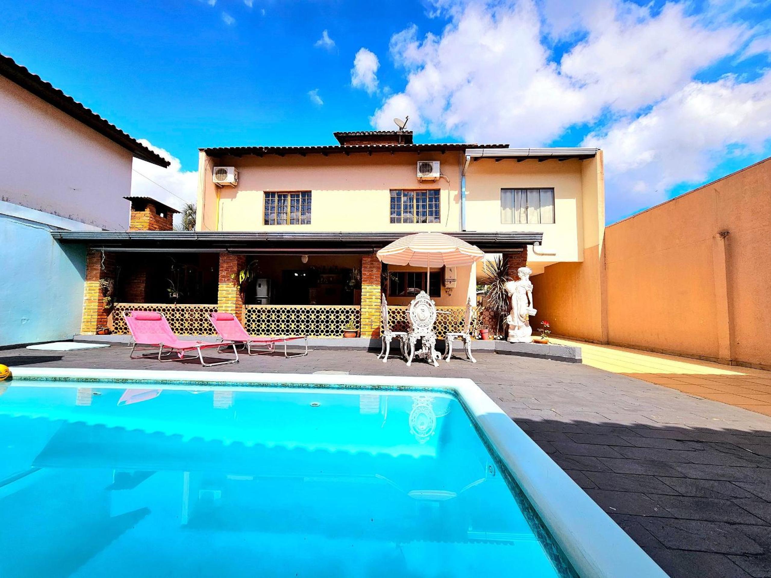 House with Pool near Attractions / Wi-Fi / Garage