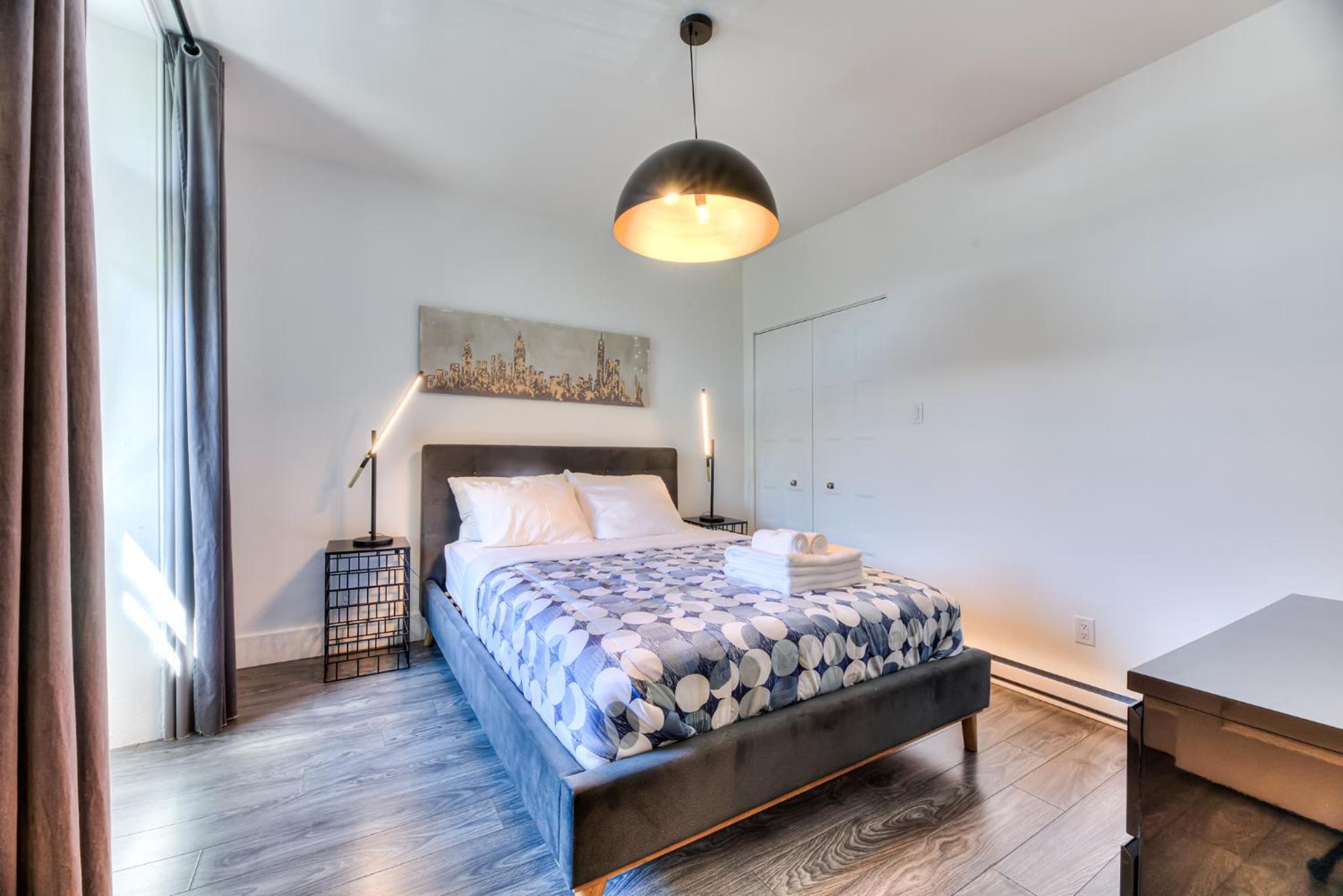 Chic St-Denis Modern & Comfortable Wifi AC