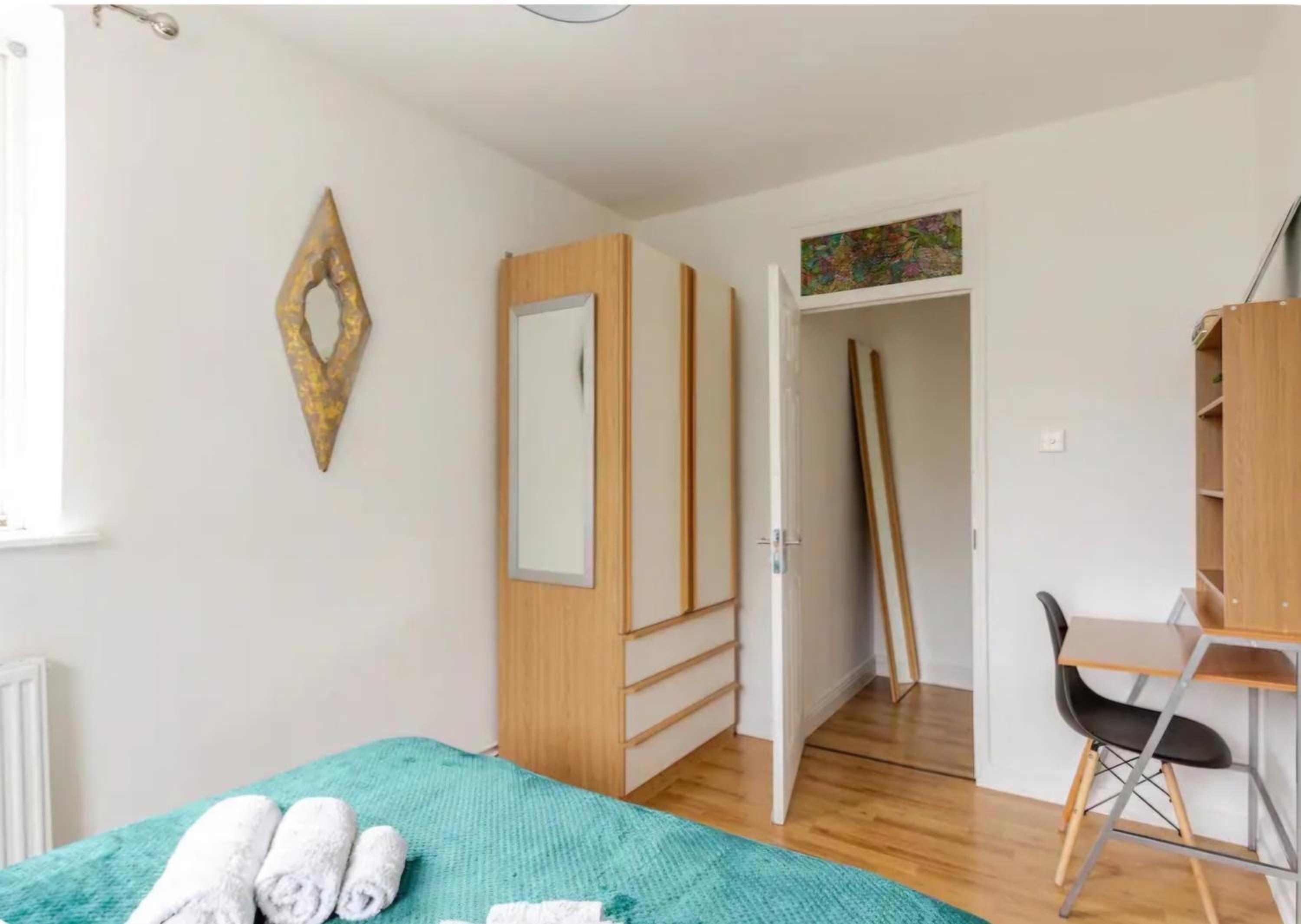 Spacious Two Bedroom Apartment in Battersea, Free Parking