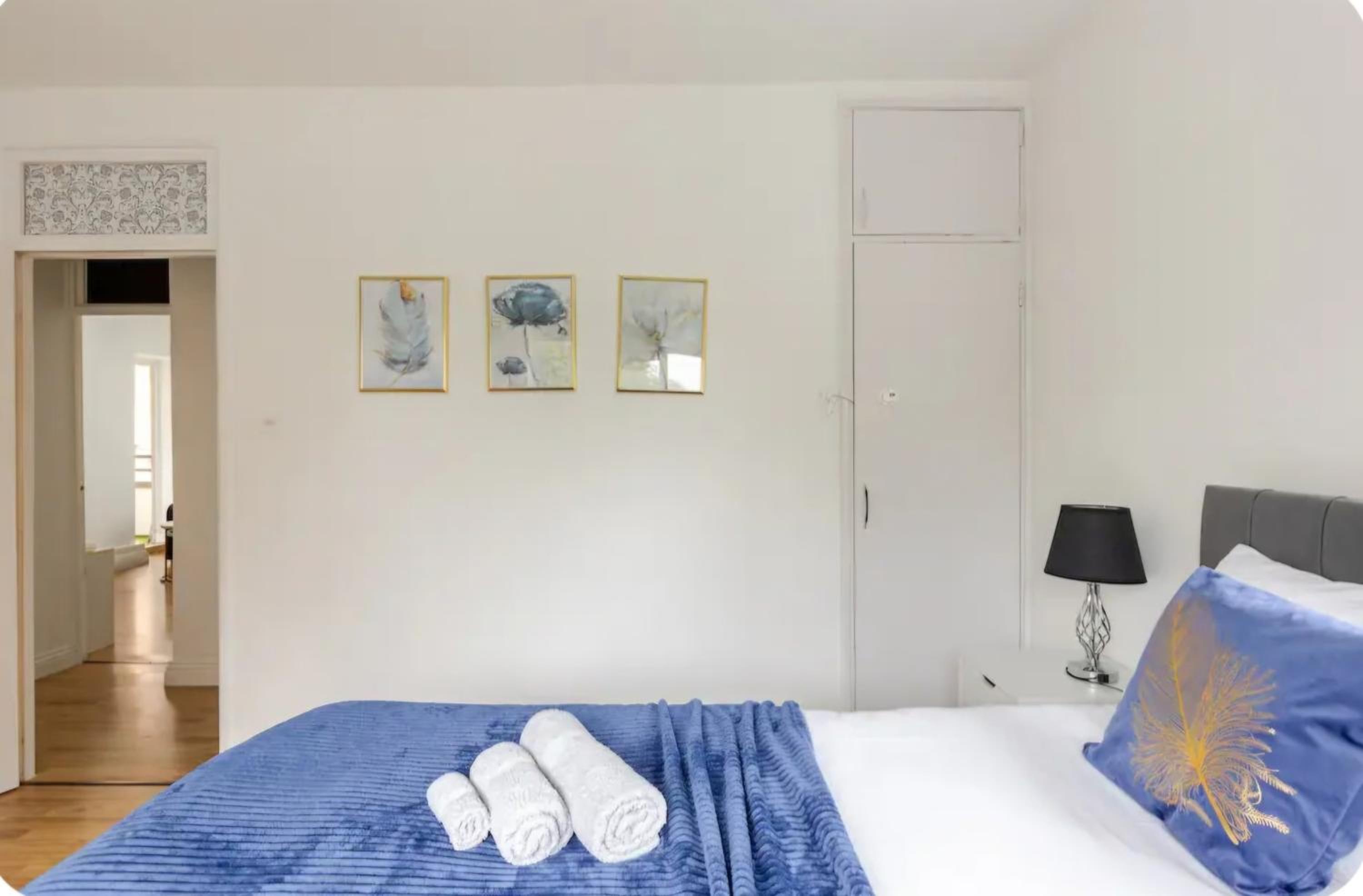 Spacious Two Bedroom Apartment in Battersea, Free Parking