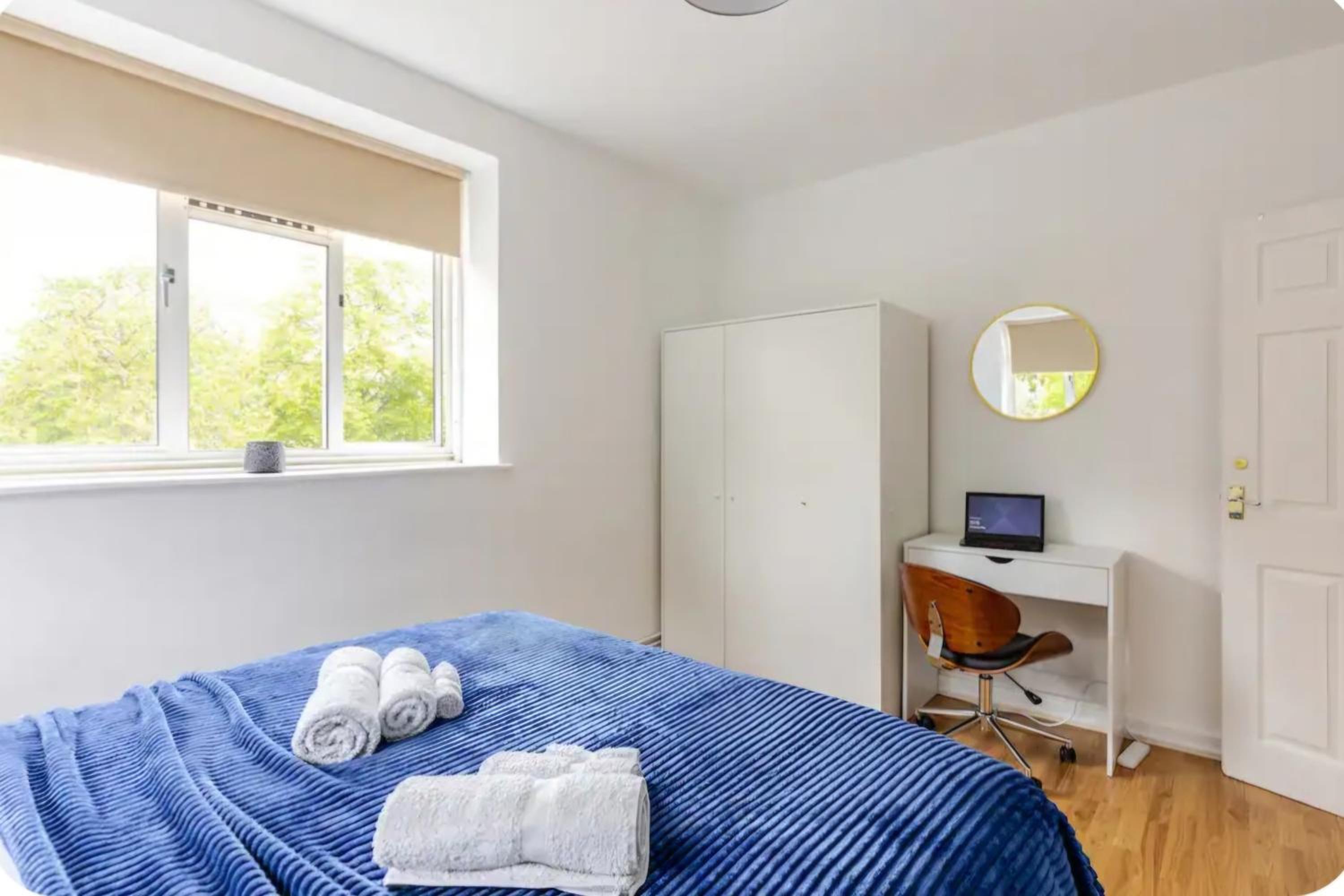 Spacious Two Bedroom Apartment in Battersea, Free Parking