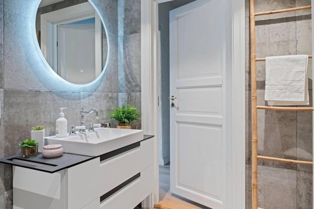 Fancy apartment by Train Station