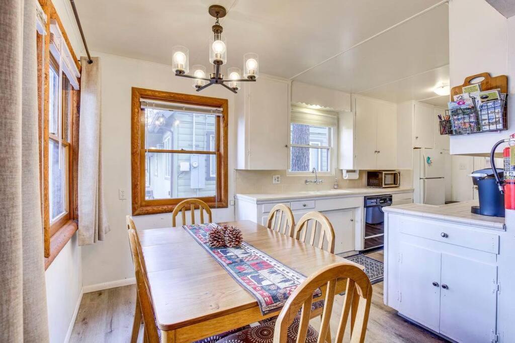 The Twin Pines Chalet, 2 min to Village, BBQ view 3