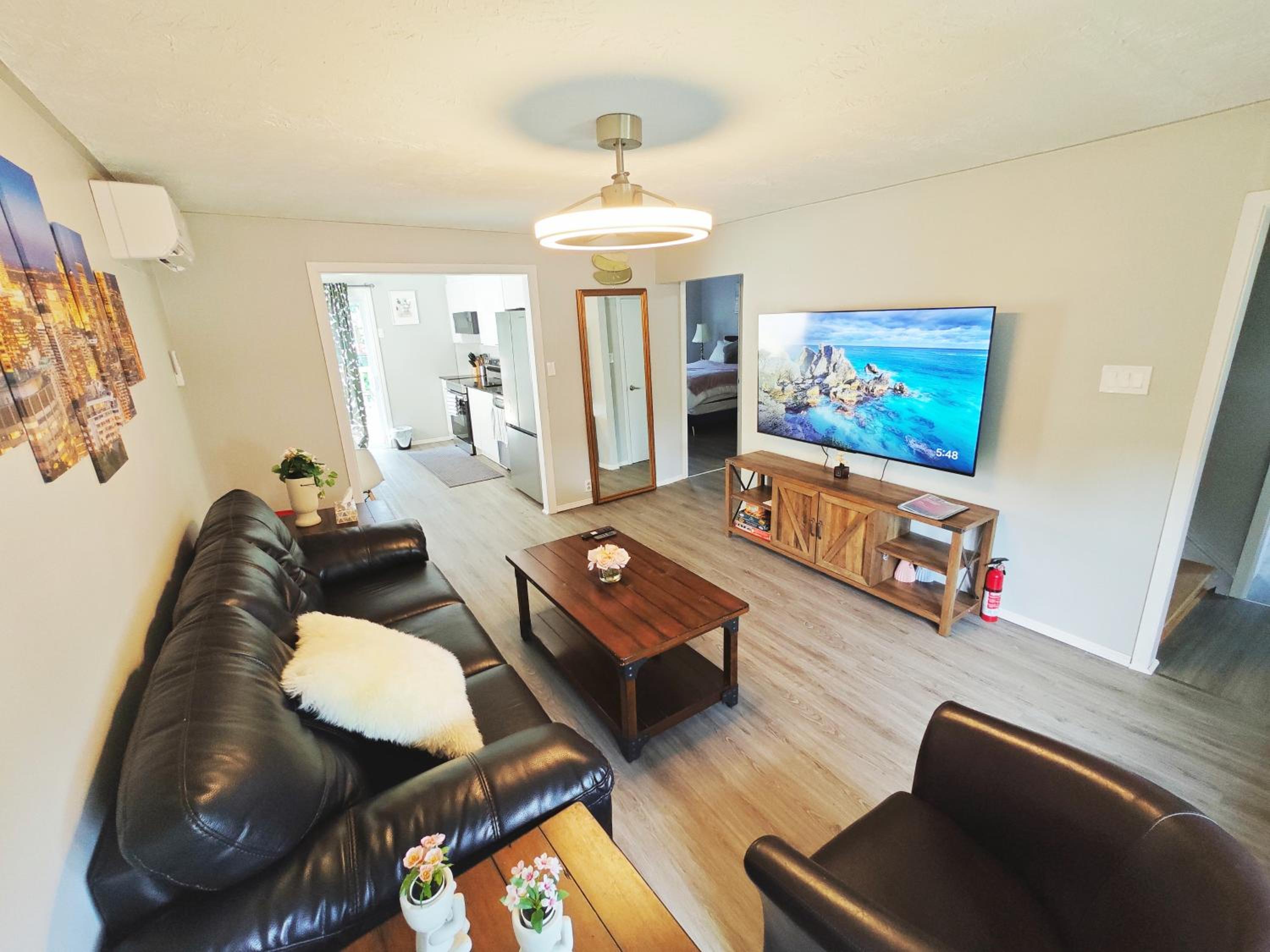 Detached house near metro with private parking