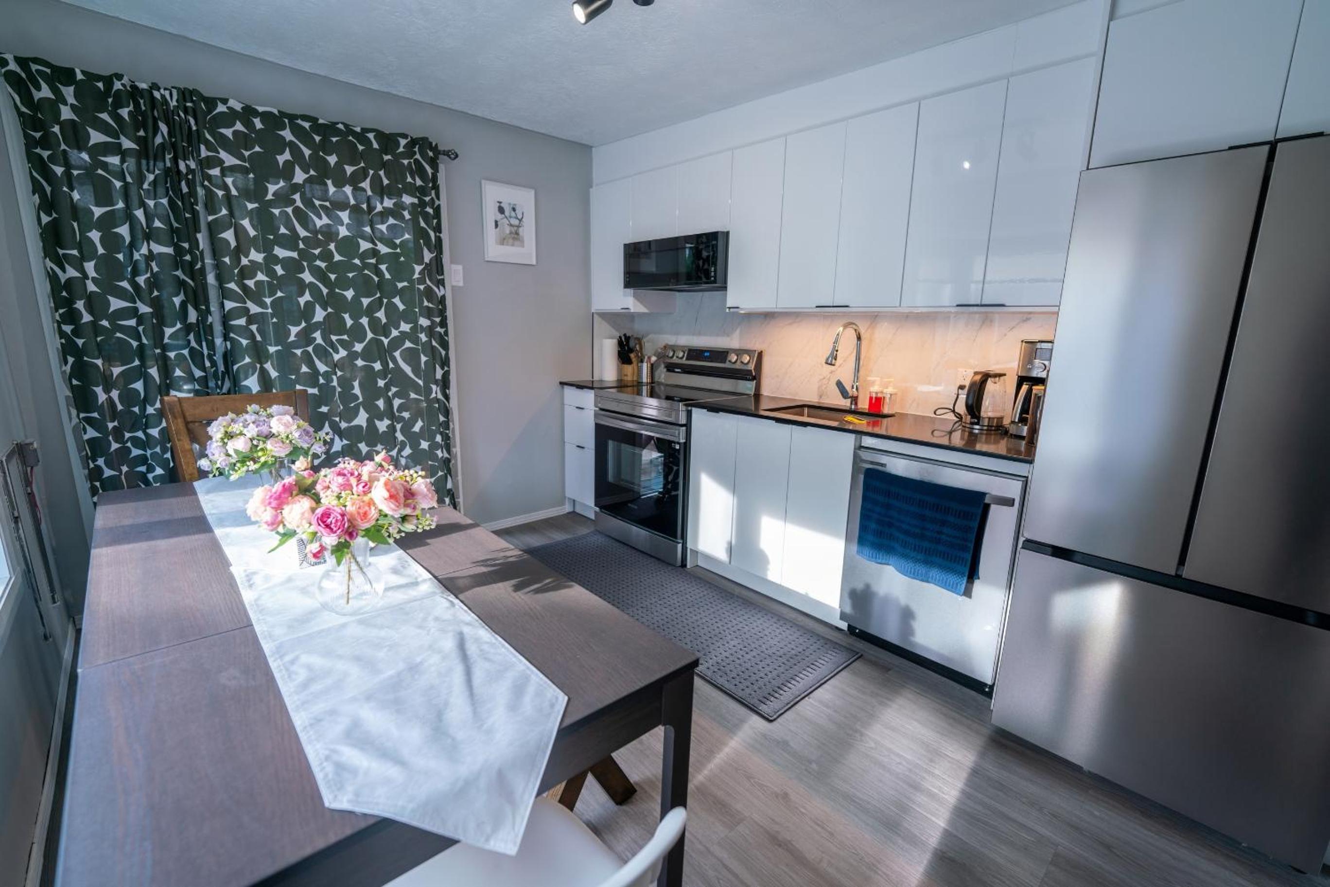 Detached house near metro with private parking
