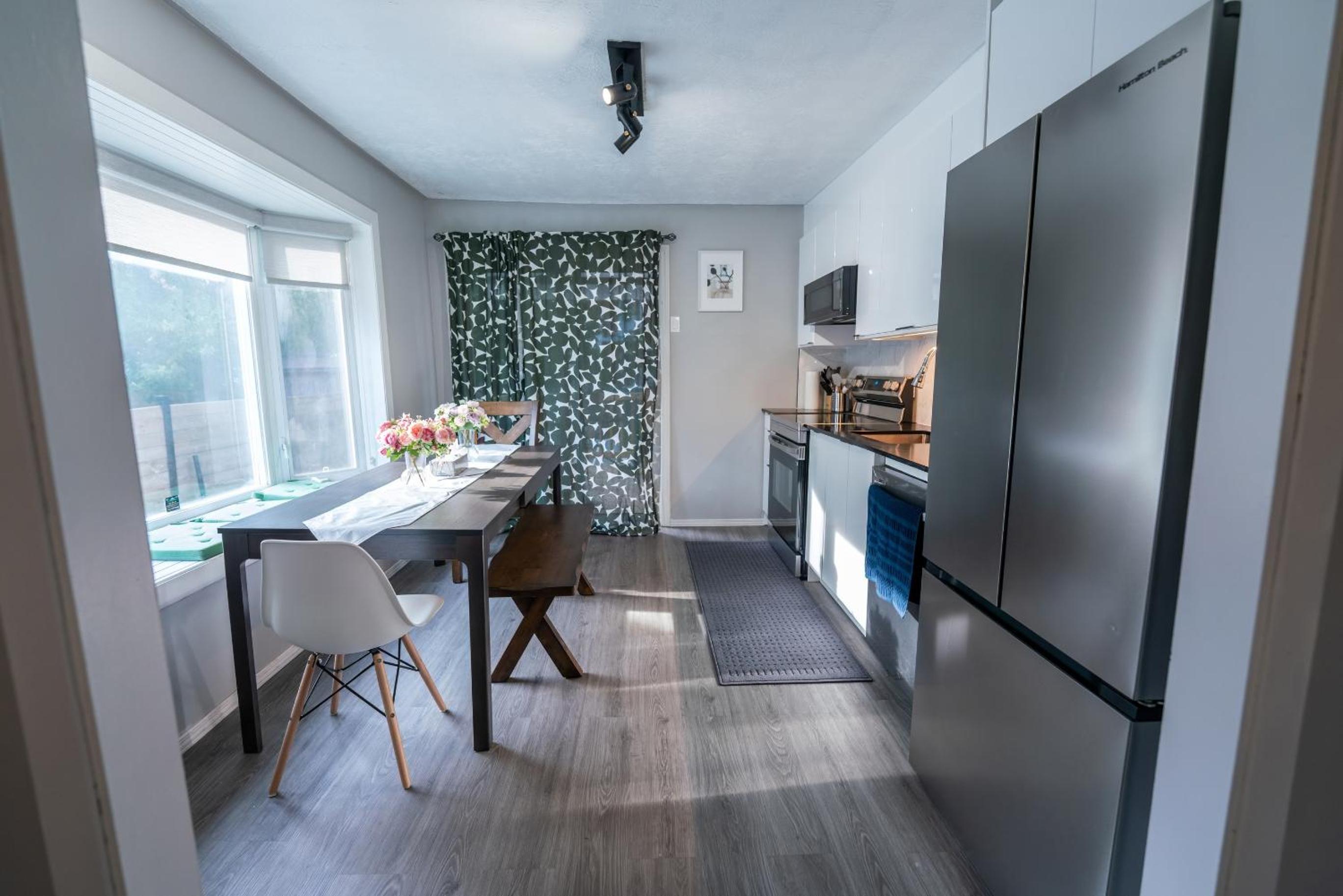 Detached house near metro with private parking