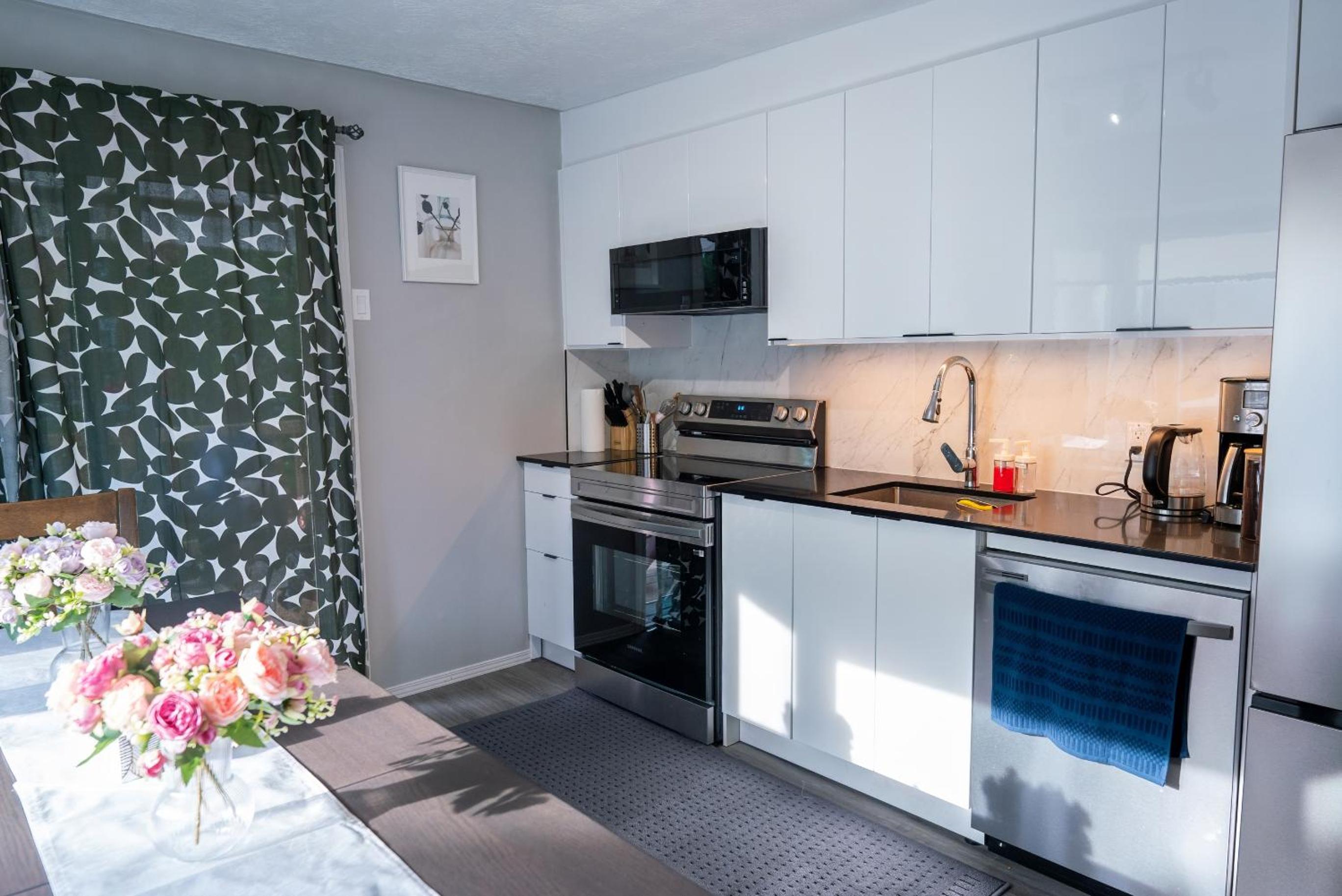 Detached house near metro with private parking