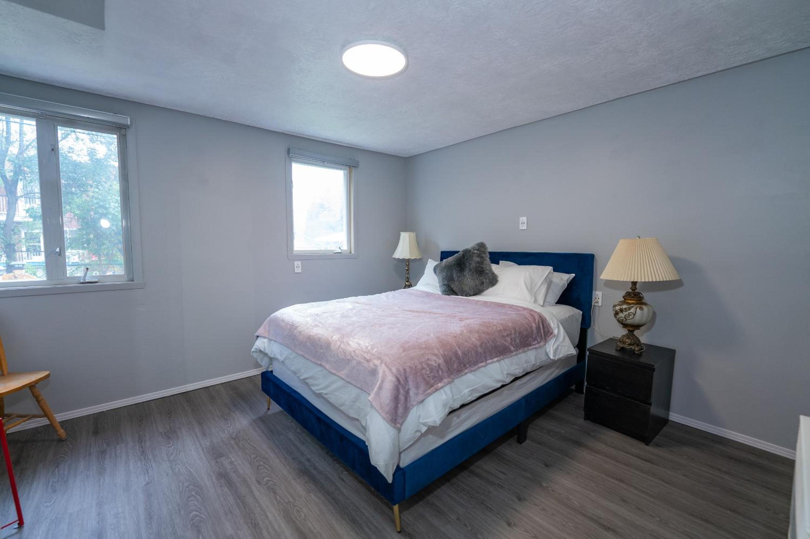 Detached house near metro with private parking
