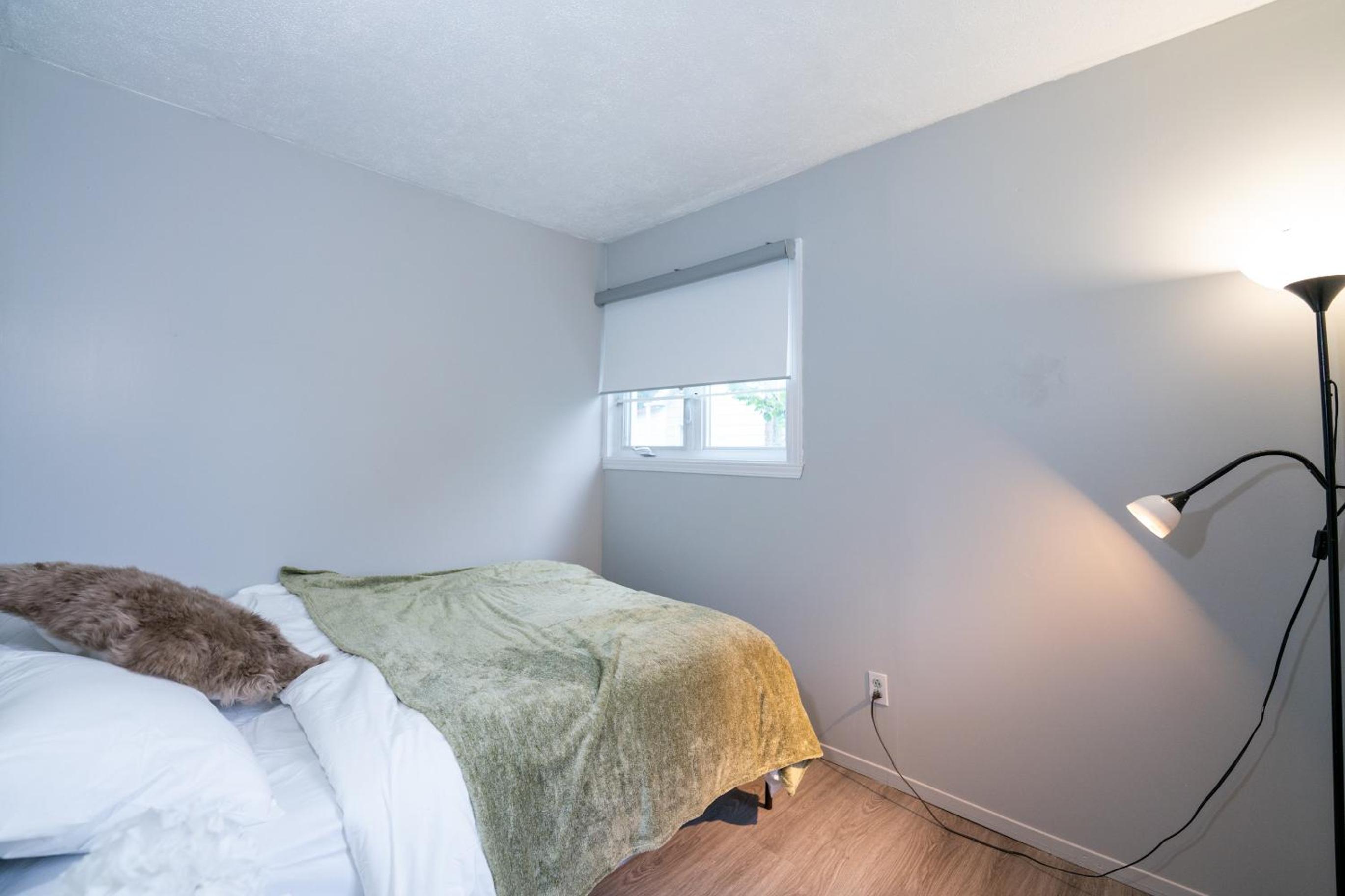 Detached house near metro with private parking