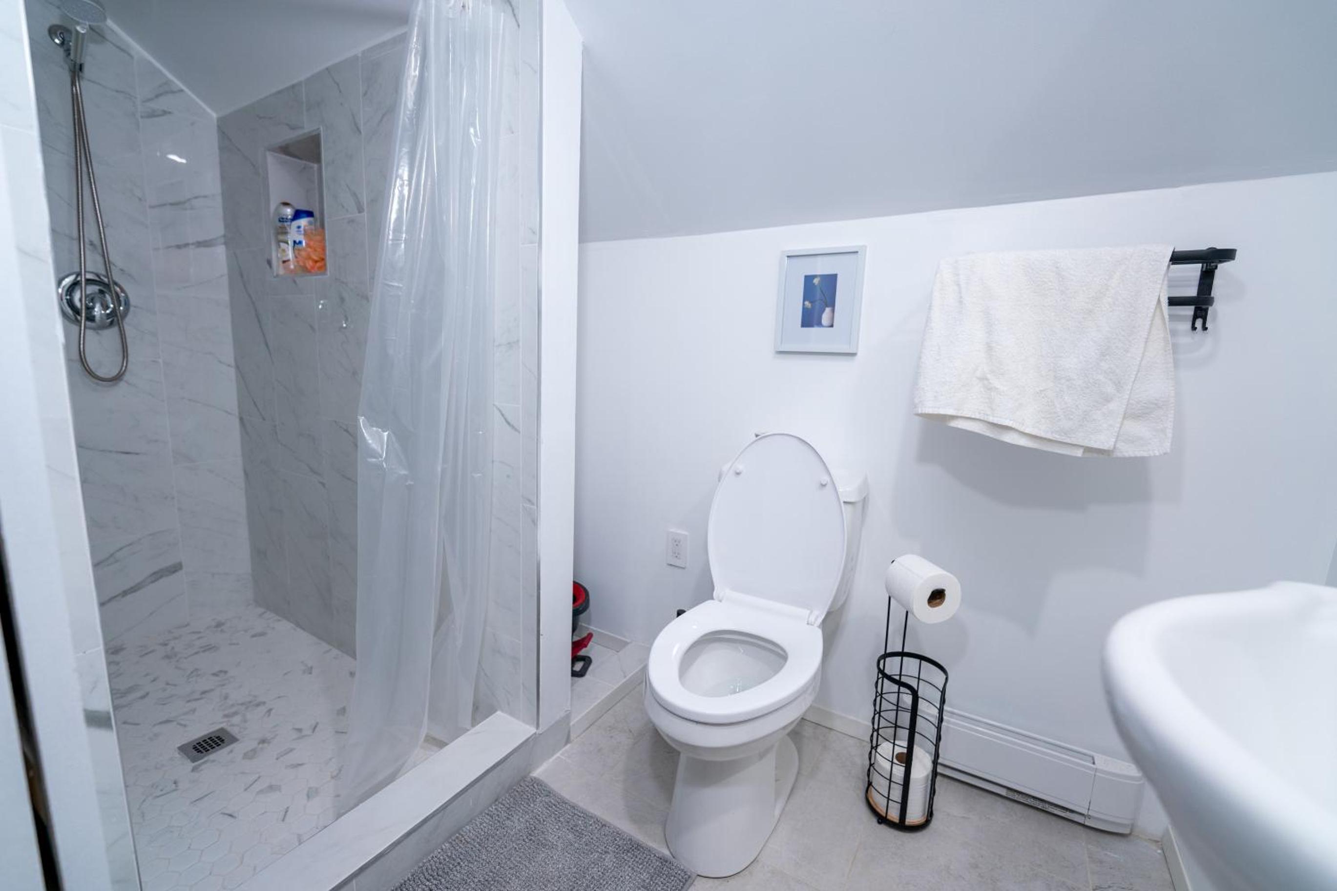 Detached house near metro with private parking