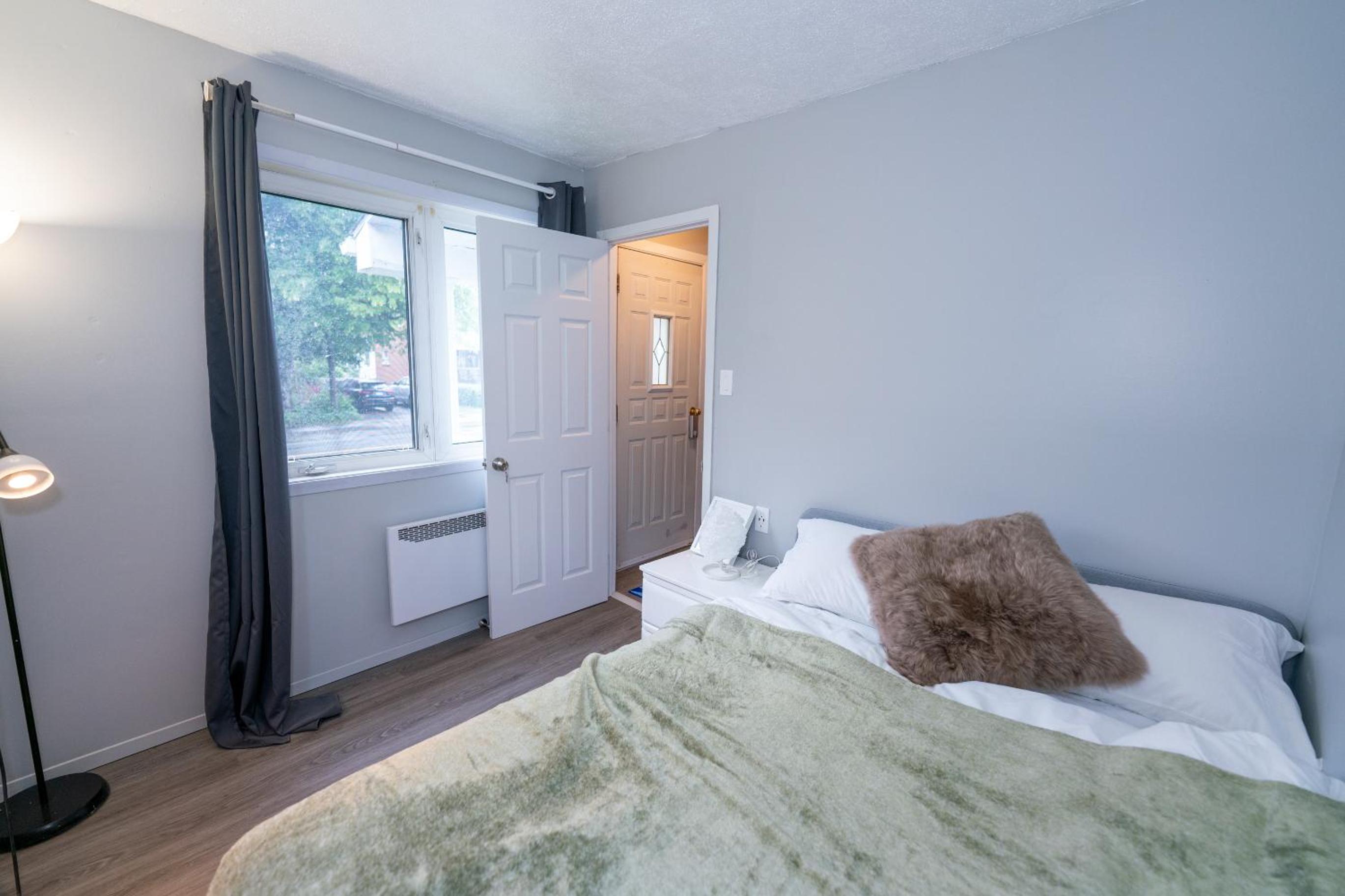 Detached house near metro with private parking