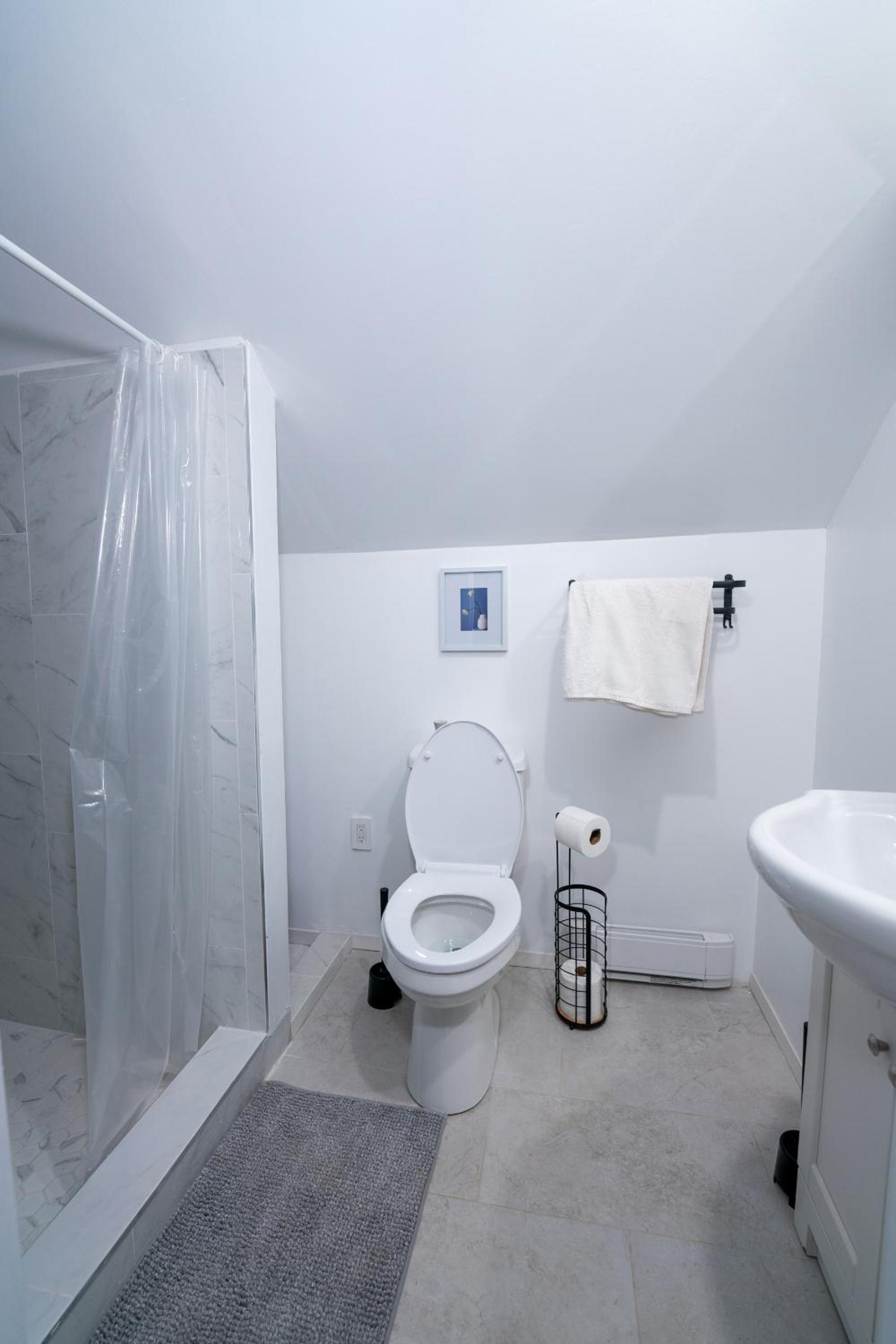 Detached house near metro with private parking