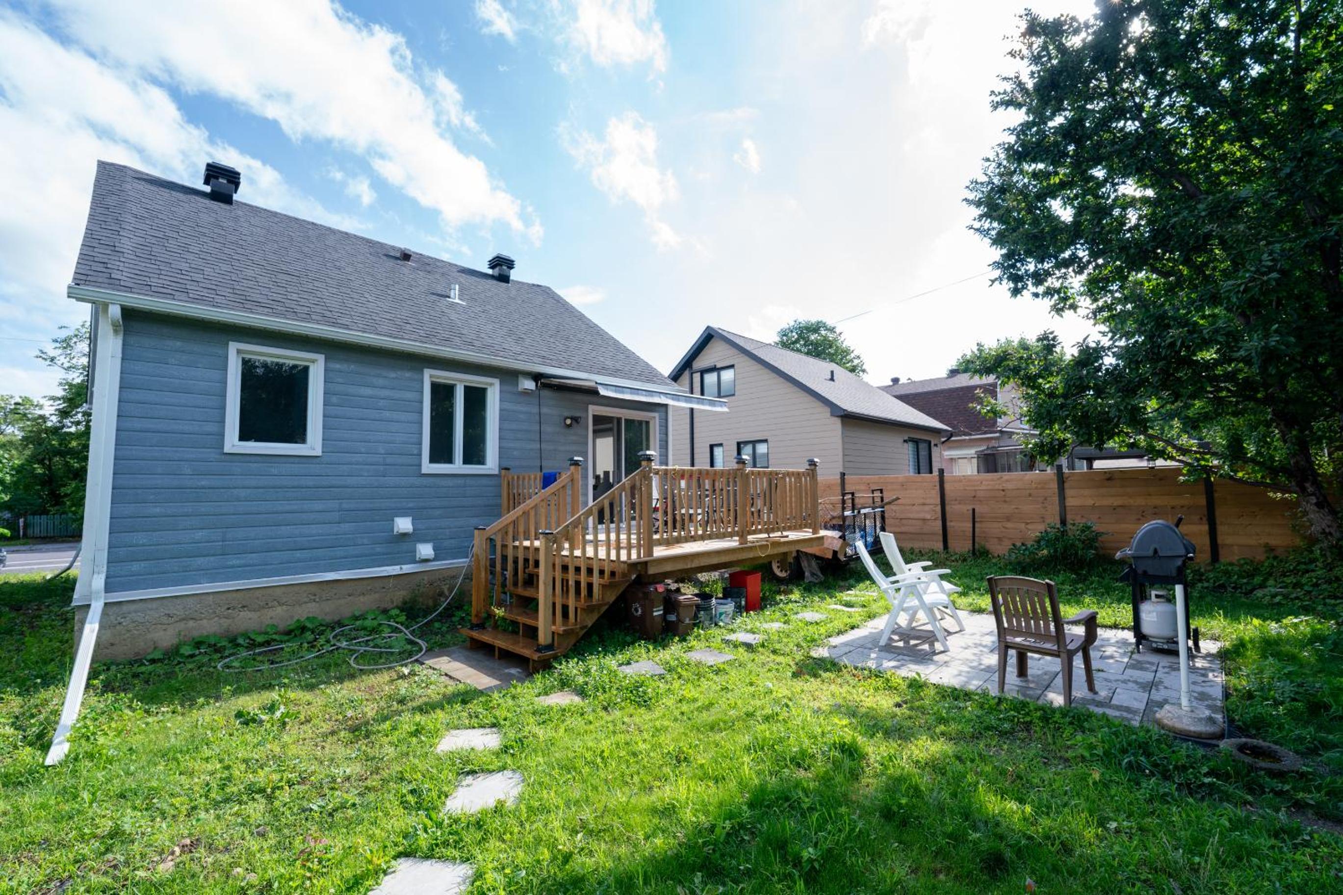 Detached house near metro with private parking
