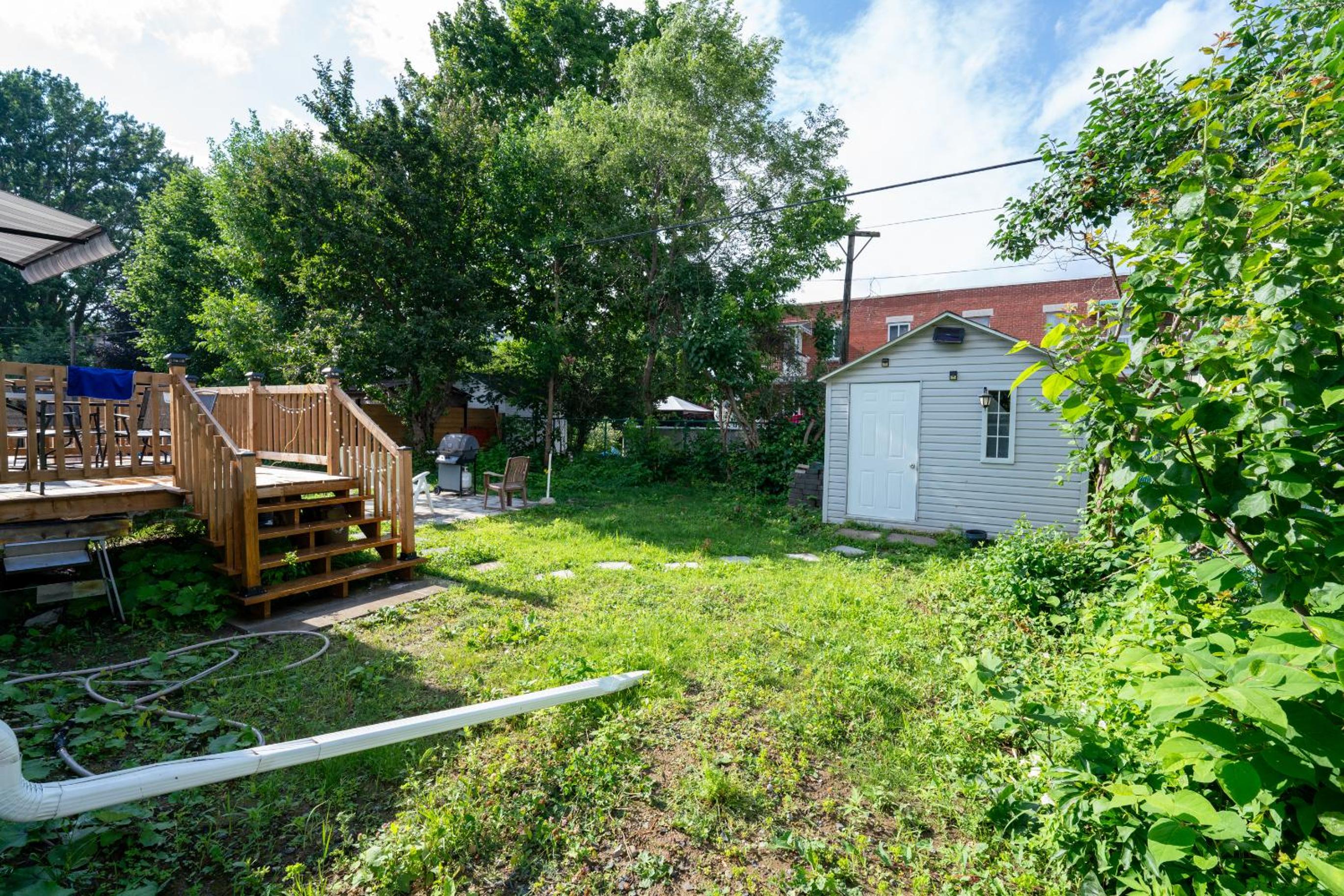 Detached house near metro with private parking