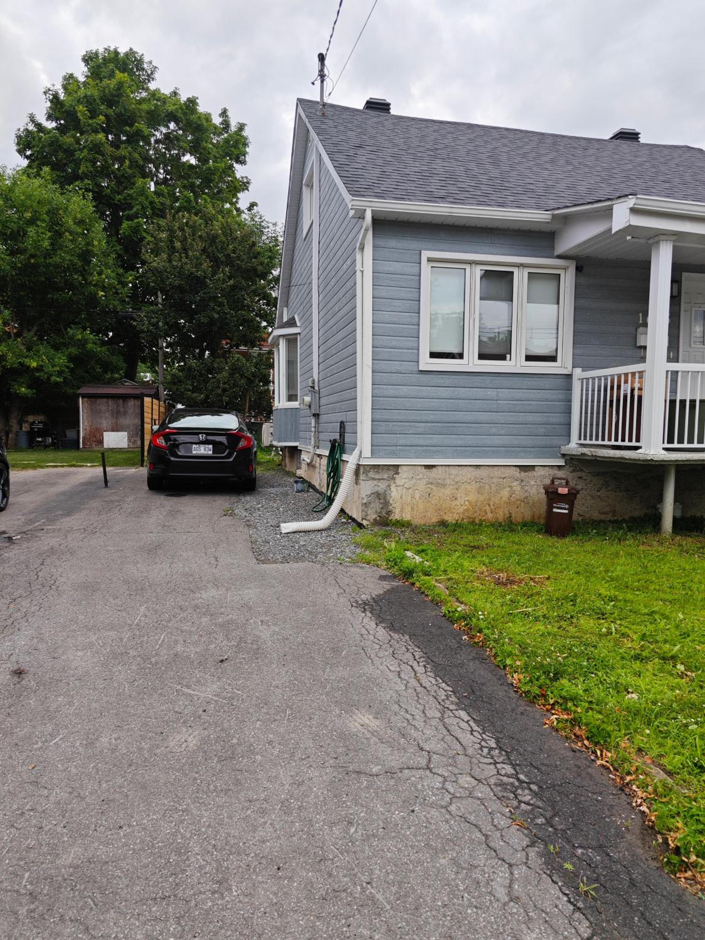 Detached house near metro with private parking