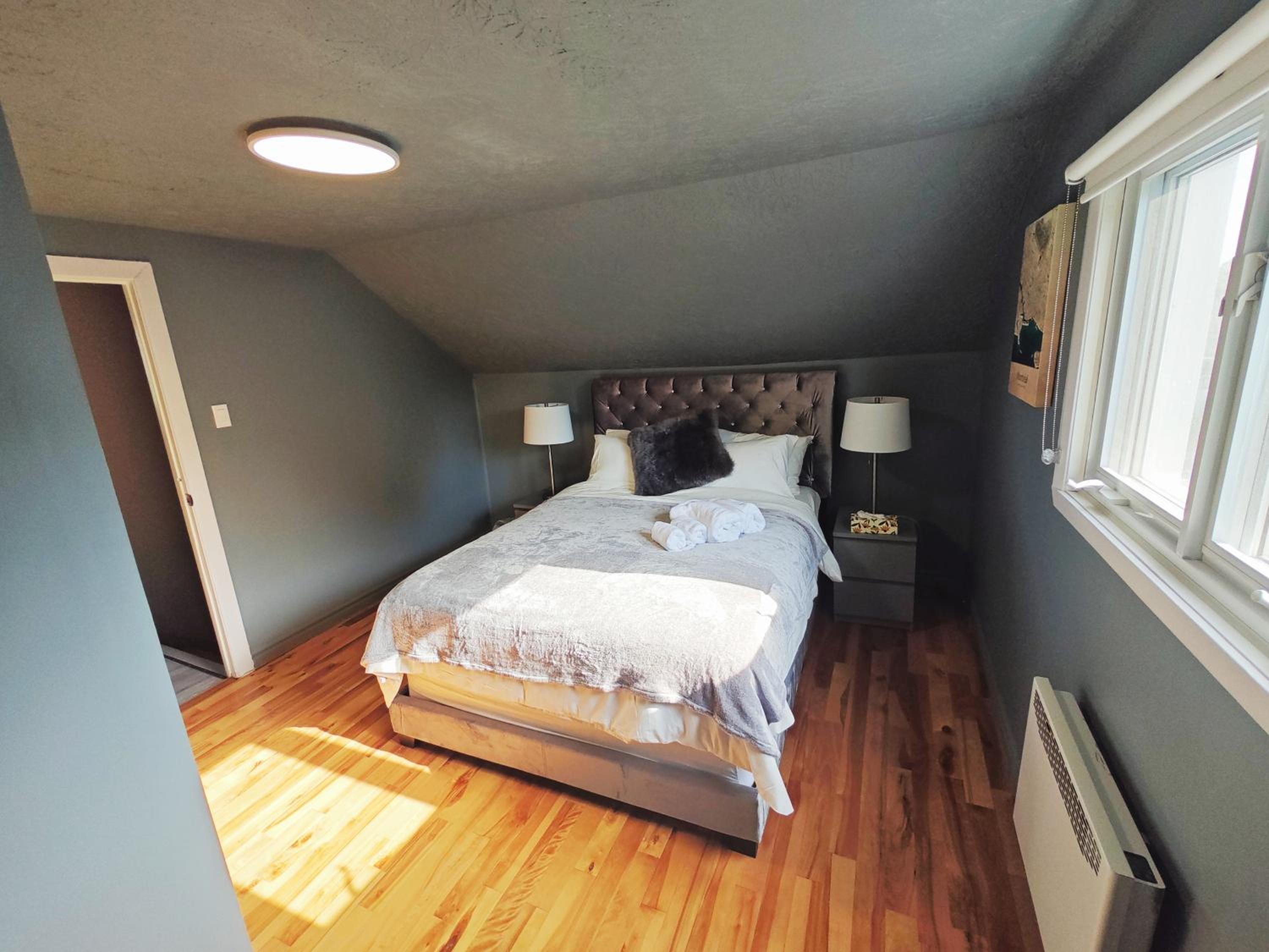 Detached house near metro with private parking