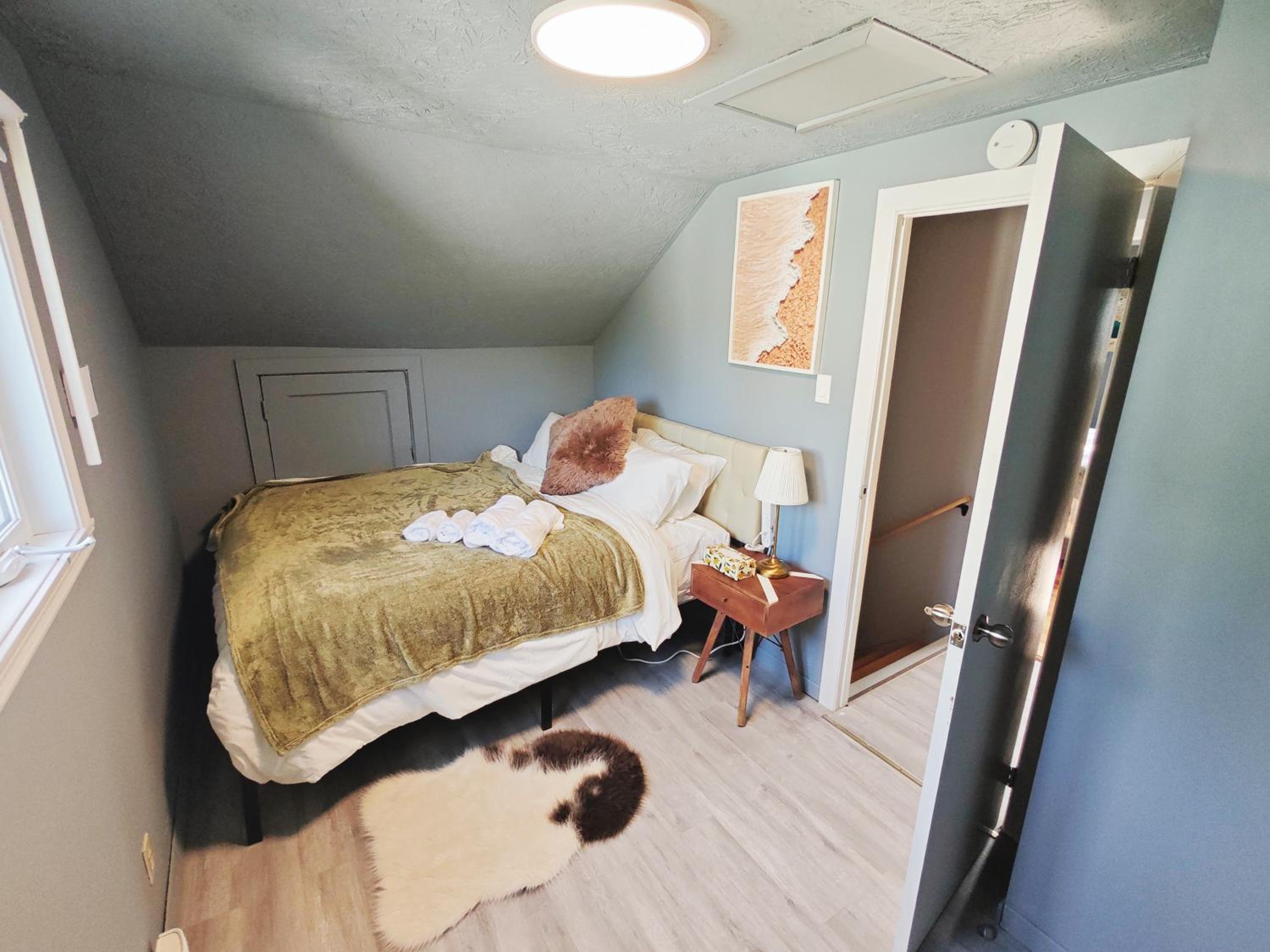 Detached house near metro with private parking